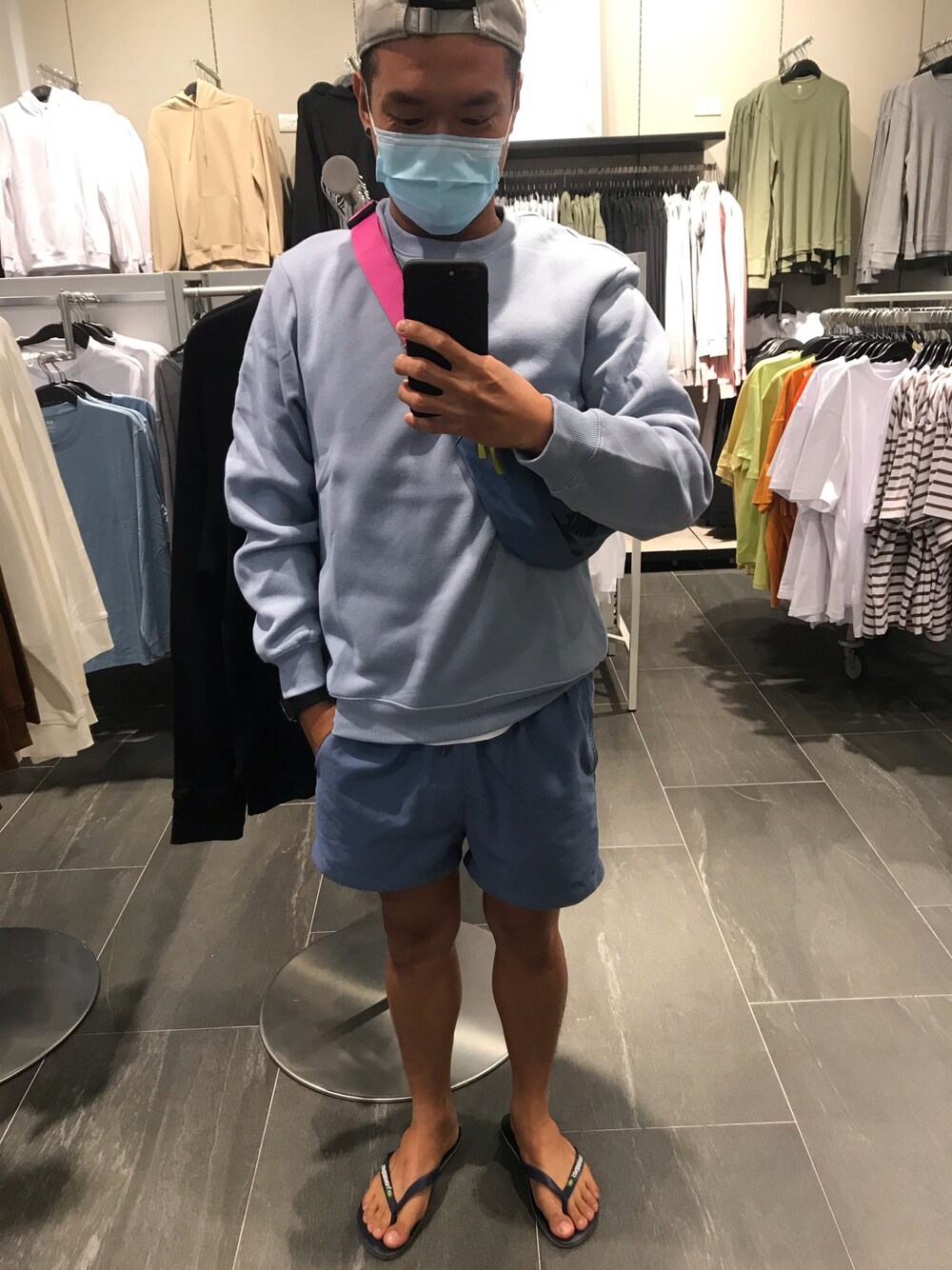 「H&Mのアイテム（スウェット、ブルー系）」を使った、colorさん（メンズ・167cm）の秋コーディネートの1枚目の写真