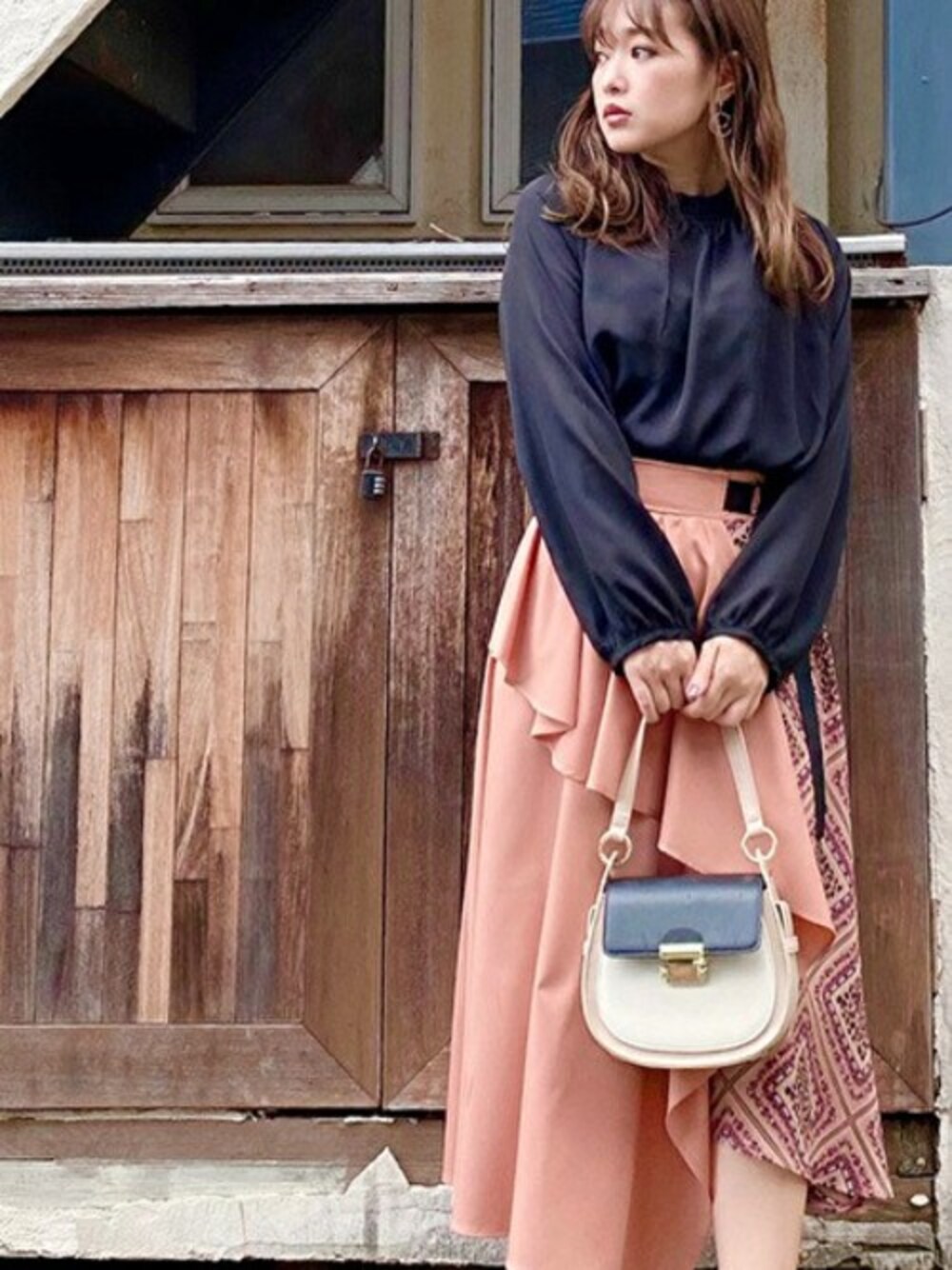 「デートスタイル（WOMEN）、低身長、セシルマクビー、低身長コーデ、CECIL McBEE、おチビコーデ」｜「CECIL McBEEのハイネックフリルプリーツカバーリングBL（シャツ/ブラウス、ブラック系）」を使った、cecilmcbee_staffさん（レディース・146cm）の春コーディネートの1枚目の写真