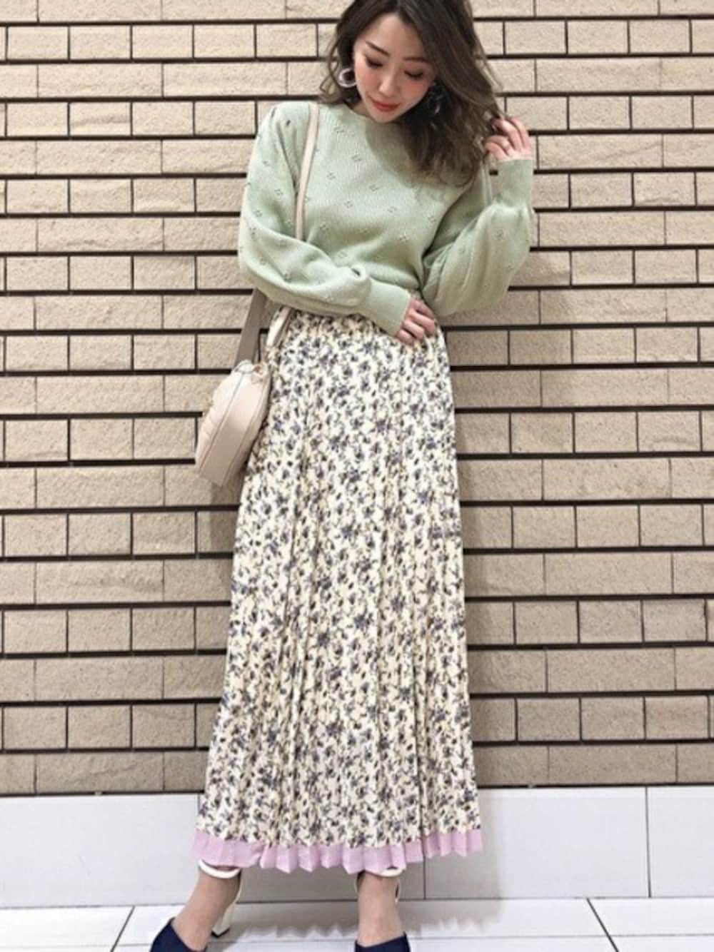 「グリーン、花柄、ミントグリーン、パステルカラー、きれいめカジュアル、花柄スカート、セシルマクビー、CECIL McBEE、ピスタチオ、パステル映える春」｜「CECIL McBEEの四葉ニット（ニット/セーター、グリーン系）」を使った、cecilmcbee_staffさん（レディース・152cm）の春コーディネートの1枚目の写真