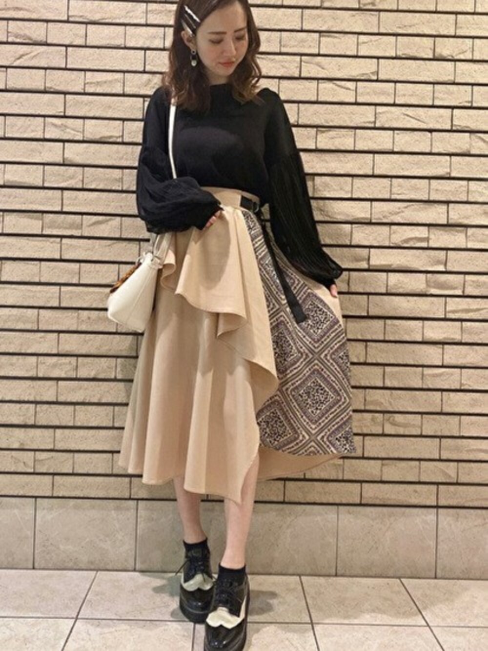 「カジュアル、大人カジュアル、大人コーデ、きれいめカジュアル、セシルマクビー、カジュアルコーデ、CECIL McBEE、オトナカジュアル、オトナ女子」｜「CECIL McBEEの袖チュールプリーツスリット入りニット（ニット/セーター、ブラック系）」を使った、cecilmcbee_staffさん（レディース・164cm）の春コーディネートの1枚目の写真