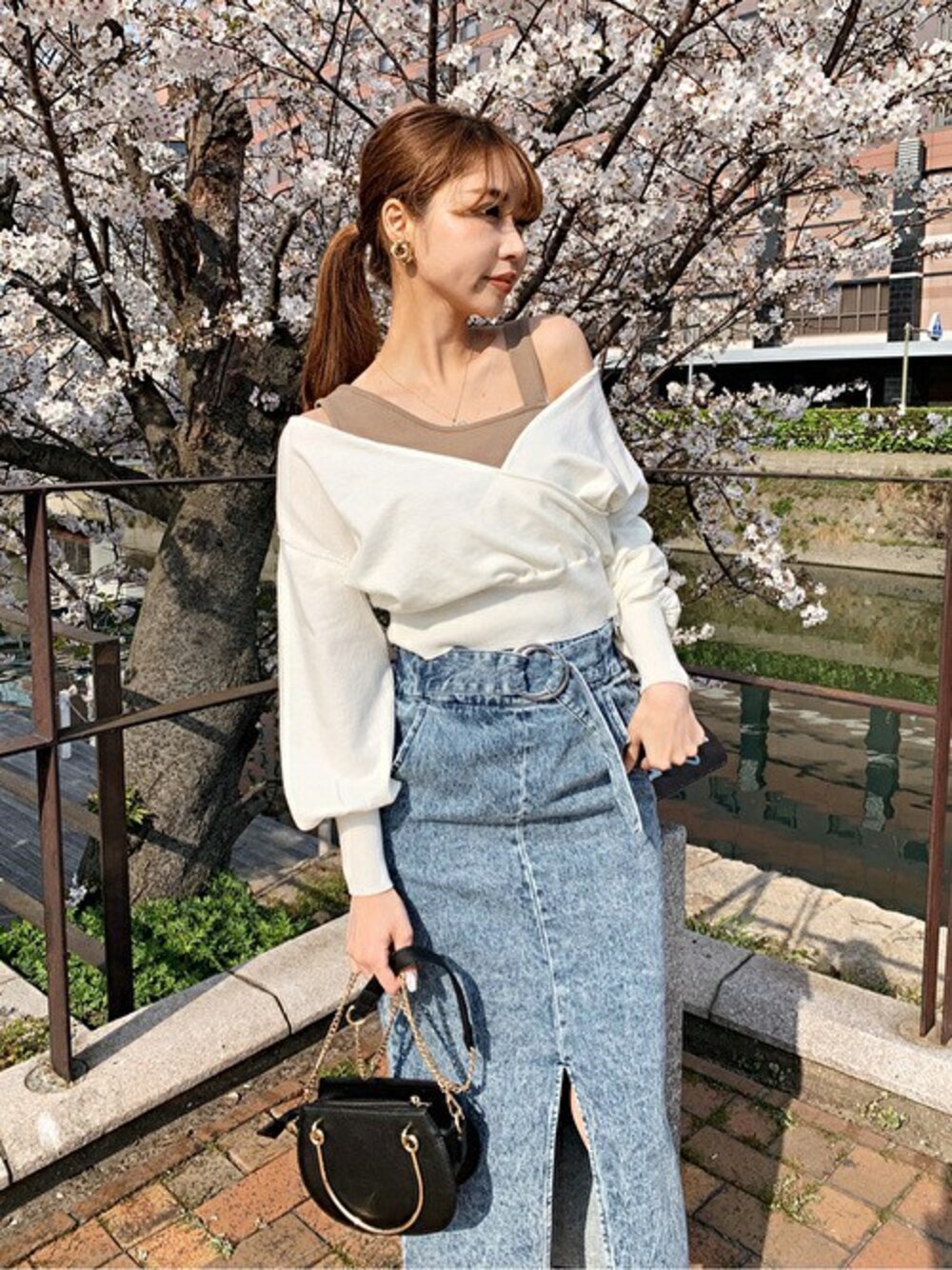 「デニム、カジュアル、デニムスカート、大人カジュアル、大人コーデ、春コーデ、セシルマクビー、カジュアルコーデ、CECIL McBEE、オトナカジュアル」｜「CECIL McBEEのアシメタンク付きカシュクールニット（ニット/セーター、ホワイト系）」を使った、cecilmcbee_staffさん（レディース・160cm）の春コーディネートの1枚目の写真