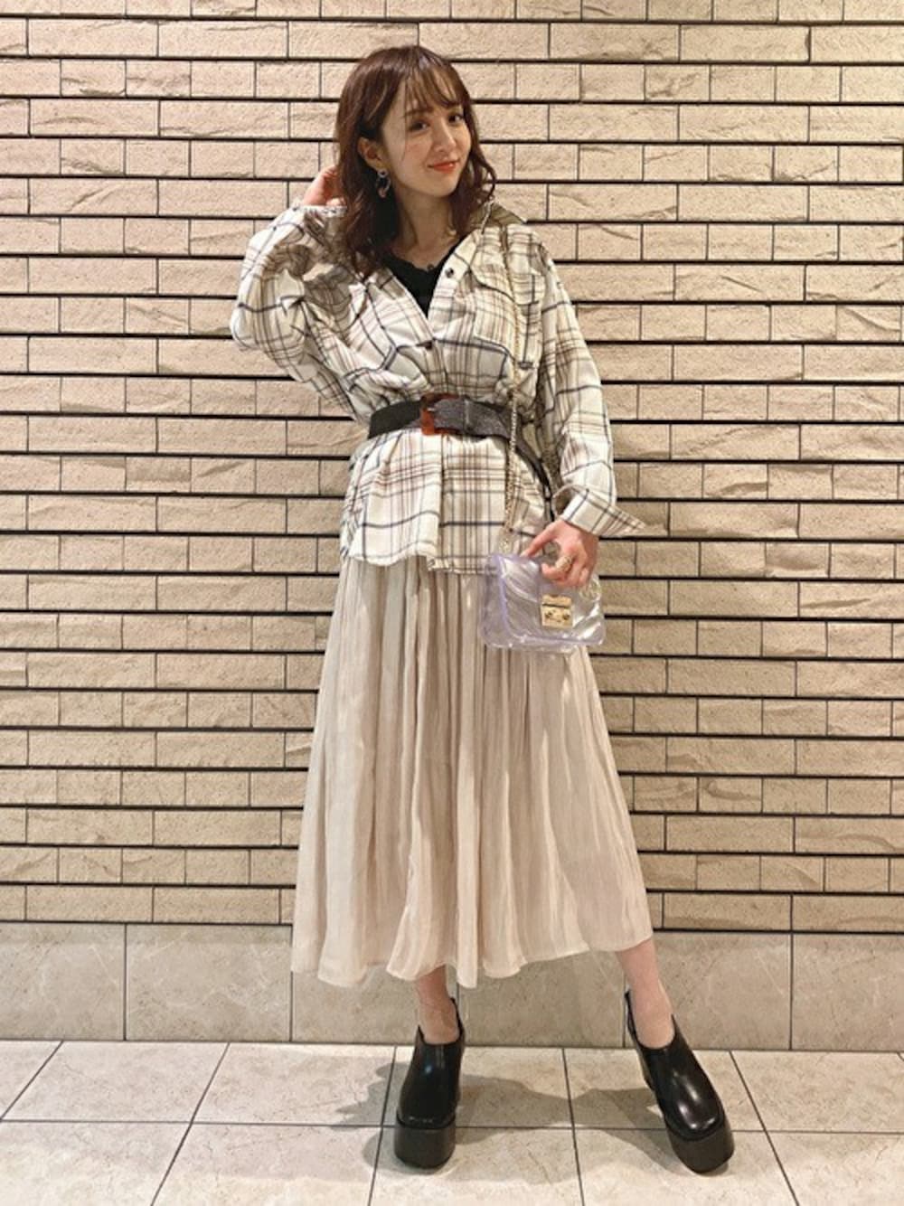 「チェック、フレアスカート、チェックシャツ、大人カジュアル、ロングスカート、きれいめカジュアル、PVC、セシルマクビー、CECIL McBEE、オトナカジュアル」｜「CECIL McBEEのチェックCPOシャツ（シャツ/ブラウス、ホワイト系）」を使った、cecilmcbee_staffさん（レディース・164cm）の春コーディネートの1枚目の写真