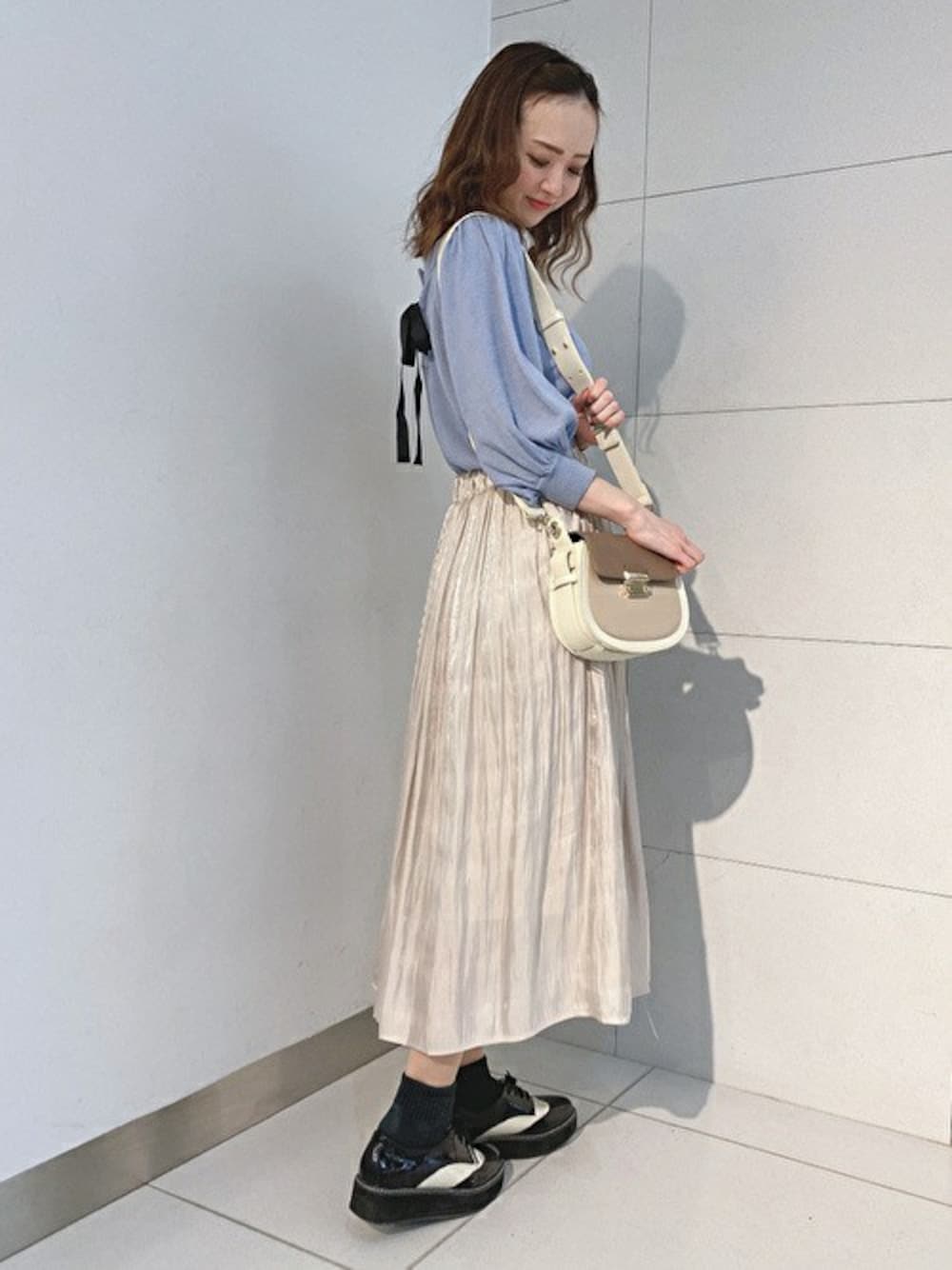 「ブルー、大人カジュアル、ロングスカート、バックリボン、きれいめカジュアル、セシルマクビー、CECIL McBEE、オトナカジュアル、くすみカラー、くすみブルー」｜「CECIL McBEEのバックリボンオフショルトップス（ニット/セーター、ブルー系）」を使った、cecilmcbee_staffさん（レディース・164cm）の春コーディネートの1枚目の写真