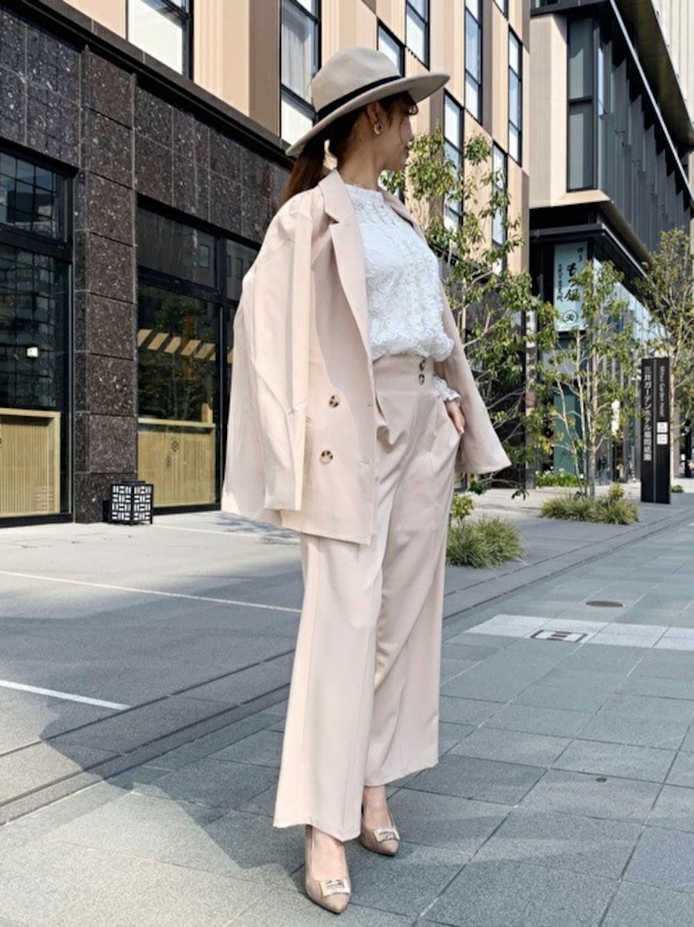 ピンク系のその他パンツ、ピンク系のワンピース、ホワイト系のシャツ/ブラウスを着用したレディースの春コーディネートの1枚目の写真