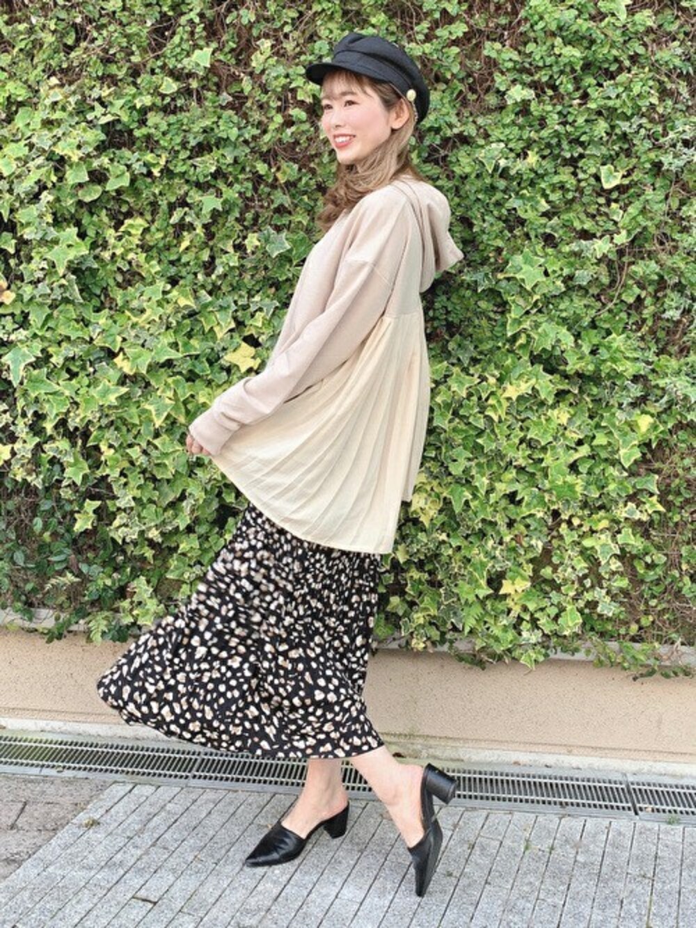 「パーカー、キャスケット、大人カジュアル、アニマル柄、プリーツスカート、プリーツ、きれいめカジュアル、セシルマクビー、CECIL McBEE、オトナカジュアル」｜「CECIL McBEEの後ろプリーツ裏毛パーカー（パーカー、ベージュ系）」を使った、cecilmcbee_staffさん（レディース・156cm）の春コーディネートの1枚目の写真