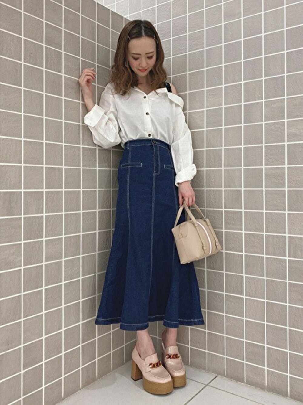「デニム、カジュアル、デニムスカート、大人カジュアル、セシルマクビー、カジュアルコーデ、CECIL McBEE、オトナカジュアル」｜「CECIL McBEEのワンショルシャツ（シャツ/ブラウス、ホワイト系）」を使った、cecilmcbee_staffさん（レディース・164cm）の春コーディネートの1枚目の写真