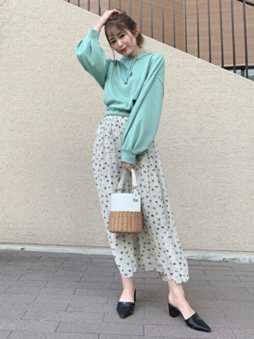 「グリーン、パーカー、花柄、プリーツスカート、きれいめカジュアル、花柄スカート、セシルマクビー、CECIL McBEE、パーカーコーデ、バックデザイン」｜「CECIL McBEEのバックシャンフード付プルオーバー（パーカー、グリーン系）」を使った、cecilmcbee_staffさん（レディース・156cm）の春コーディネートの1枚目の写真