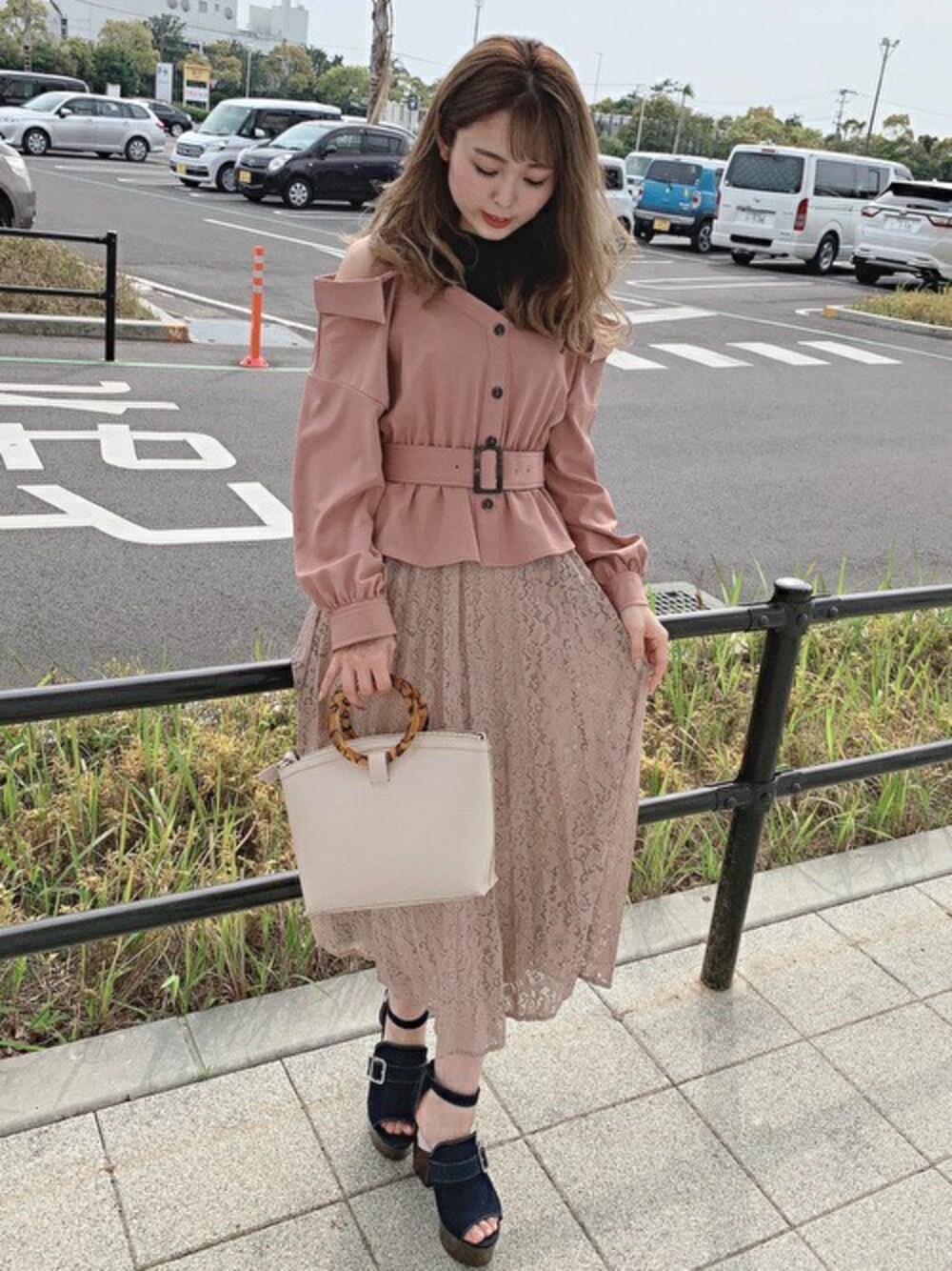 「ワンピース、ピンク、キレイめ、大人コーデ、レーススカート、ドッキングワンピ、セシルマクビー、CECIL McBEE、くすみピンク、オトナ女子」｜「CECIL McBEEのシャツドッキングレースワンピース（ワンピース、ピンク系）」を使った、cecilmcbee_staffさん（レディース・156cm）の春コーディネートの1枚目の写真