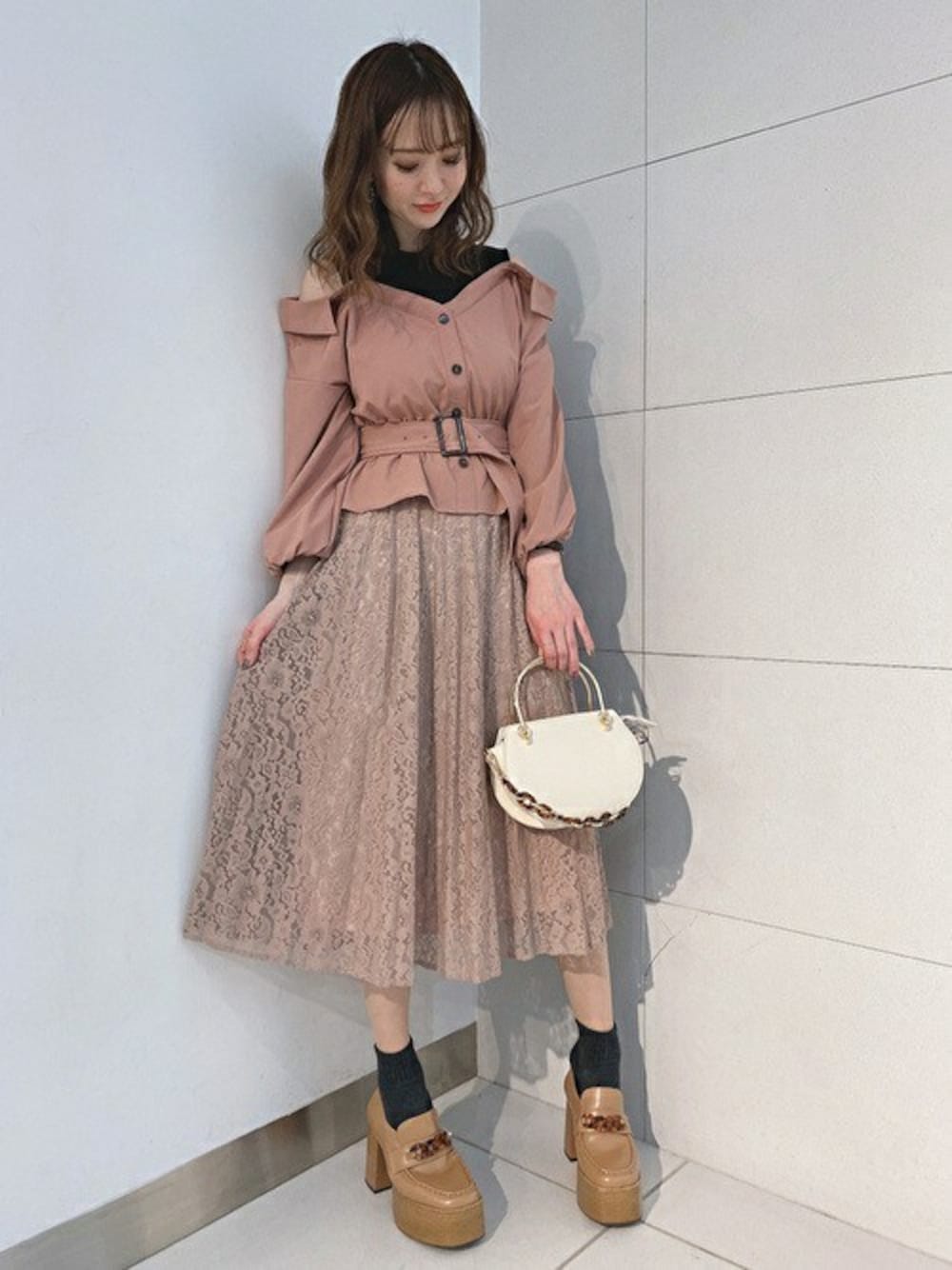 「ワンピース、ピンク、キレイめ、大人コーデ、レーススカート、ドッキングワンピ、セシルマクビー、CECIL McBEE、くすみピンク、オトナ女子」｜「CECIL McBEEのシャツドッキングレースワンピース（ワンピース、ピンク系）」を使った、cecilmcbee_staffさん（レディース・164cm）の春コーディネートの1枚目の写真