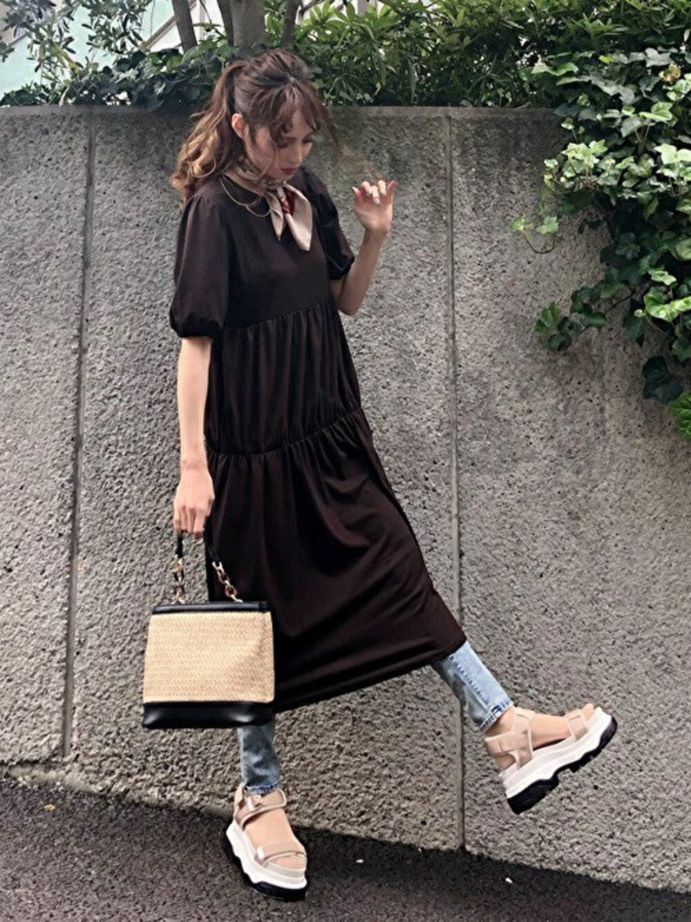 「デニム、ワンピース、きれいめカジュアル、おうちスタイル、セシルマクビー、ラクチンコーデ、CECIL McBEE、ティアードワンピース、スポサン、おうちファッション」｜「CECIL McBEEのティアードロングワンピース（ワンピース、ブラウン系）」を使った、cecilmcbee_staffさん（レディース・167cm）の春コーディネートの1枚目の写真