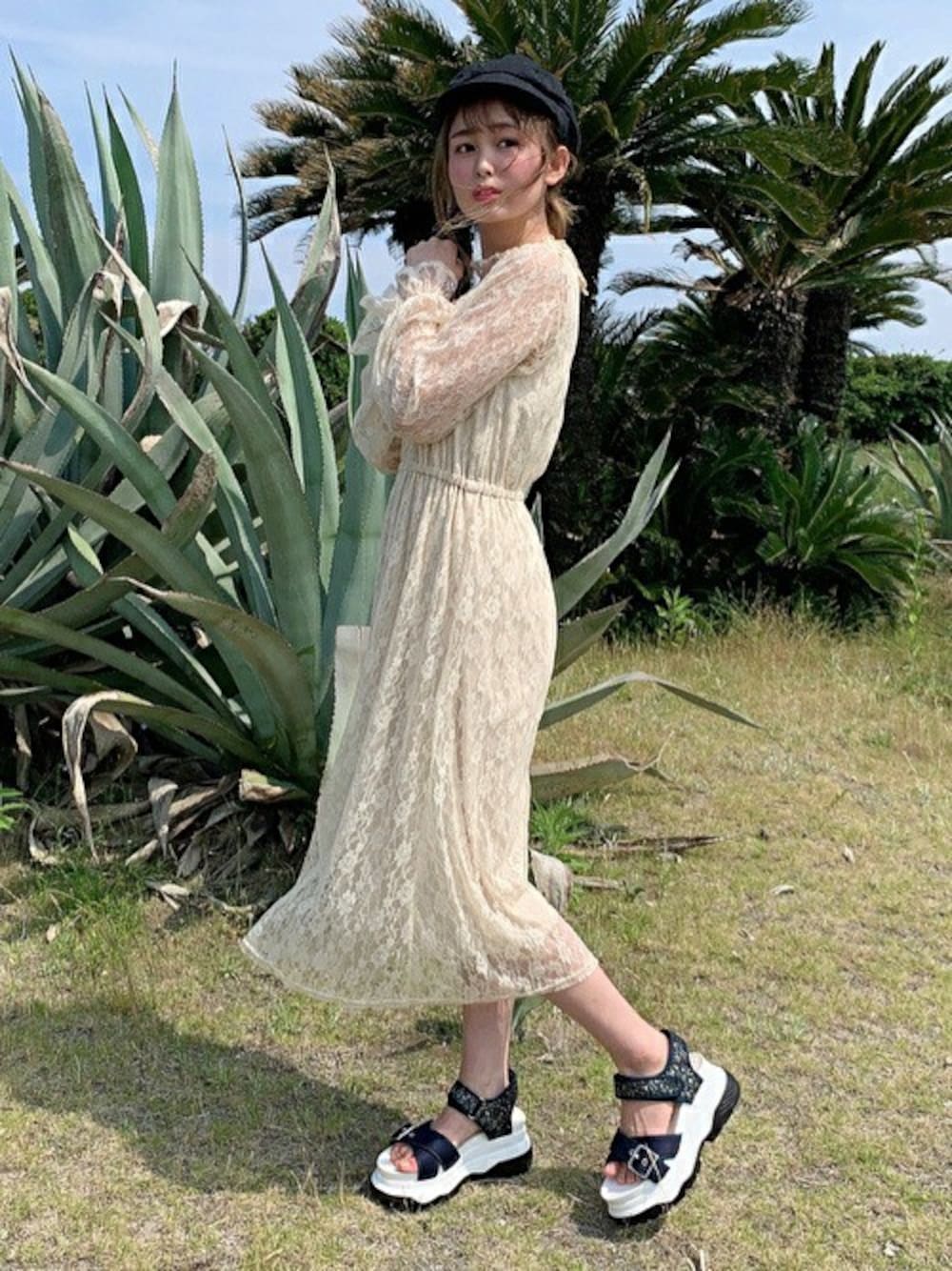 「ワンピース、ベージュ、大人カジュアル、大人コーデ、花柄ワンピース、レースワンピース、総レース、セシルマクビー、CECIL McBEE、オトナカジュアル」｜「CECIL McBEEの総レースロングワンピース（ワンピース、ホワイト系）」を使った、cecilmcbee_staffさん（レディース・156cm）の春コーディネートの1枚目の写真