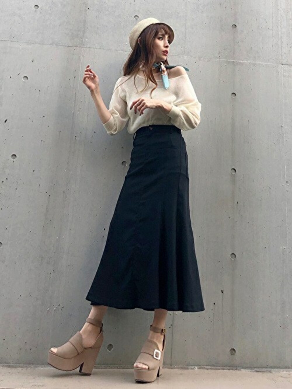 「キャスケット、スカーフ、大人カジュアル、大人コーデ、きれいめカジュアル、マーメイドスカート、セシルマクビー、CECIL McBEE、オトナ女子、スカーフアレンジ」｜「CECIL McBEEのワンショルインナー付ニット（ニット/セーター、ホワイト系）」を使った、cecilmcbee_staffさん（レディース・167cm）の春コーディネートの1枚目の写真