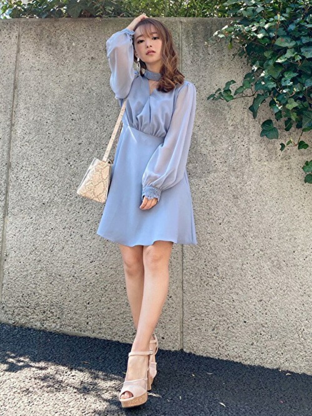 「ワンピース、ブルー、休日スタイル、フェミニン、ブルーコーデ、低身長、セシルマクビー、低身長コーデ、CECIL McBEE、カシュクールワンピース」｜「CECIL McBEEのカシュクールプチハイワンピース（ワンピース、ブルー系）」を使った、cecilmcbee_staffさん（レディース・146cm）の春コーディネートの1枚目の写真
