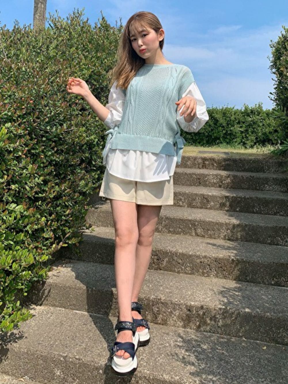 「カジュアル、グリーン、ショートパンツ、レイヤードスタイル、大人カジュアル、セシルマクビー、ラクチンコーデ、CECIL McBEE、オトナカジュアル、スポサン」｜「CECIL McBEEのニットベストレイヤード風トップス（ベスト、グリーン系）」を使った、cecilmcbee_staffさん（レディース・156cm）の春コーディネートの1枚目の写真