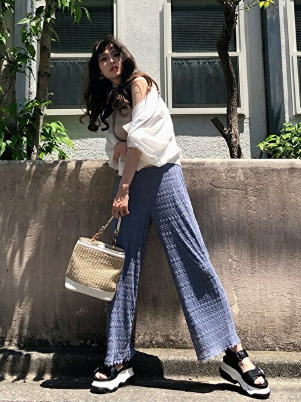 「カジュアル、ワイドパンツ、きれいめカジュアル、春夏コーデ、セシルマクビー、シアー、レースパンツ、ゆるコーデ、スポーツサンダル、CECIL McBEE」｜「CECIL McBEEのスクエアノースリーブニットTOPS（タンクトップ、ベージュ系）」を使った、cecilmcbee_staffさん（レディース・167cm）の春コーディネートの1枚目の写真