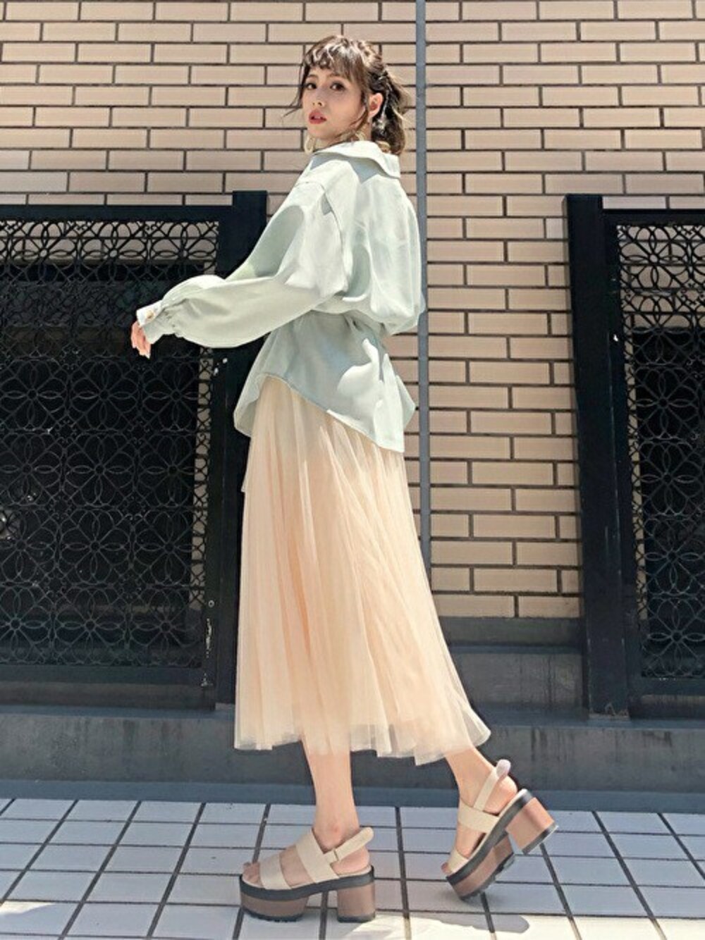 「グリーン、チュールスカート、CPOジャケット、リネン、きれいめカジュアル、ライトアウター、セシルマクビー、ゆるコーデ、CECIL McBEE、ピスタチオ」｜「CECIL McBEEのベルト付きリネンライクCPOシャツ（シャツ/ブラウス、グリーン系）」を使った、cecilmcbee_staffさん（レディース・167cm）の春コーディネートの1枚目の写真