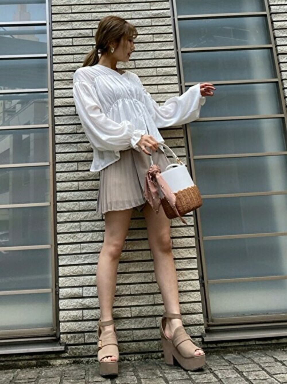「カジュアル、ワントーンコーデ、ショートパンツ、白、きれいめカジュアル、キュロット、かごバッグ、セシルマクビー、CECIL McBEE」｜「CECIL McBEEのシャーリングブラウス（シャツ/ブラウス、ホワイト系）」を使った、cecilmcbee_staffさん（レディース・155cm）の春コーディネートの1枚目の写真