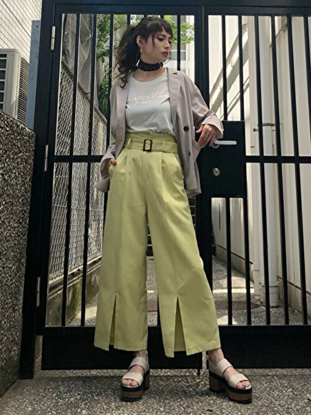 「ロゴT、カジュアル、イエロー、カラーパンツ、ワイドパンツ、リネン、きれいめカジュアル、シンプルコーデ、セシルマクビー、CECIL McBEE」｜「CECIL McBEEのリネンライクダブル釦BIGジャケット（テーラードジャケット、ベージュ系）」を使った、cecilmcbee_staffさん（レディース・167cm）の春コーディネートの1枚目の写真