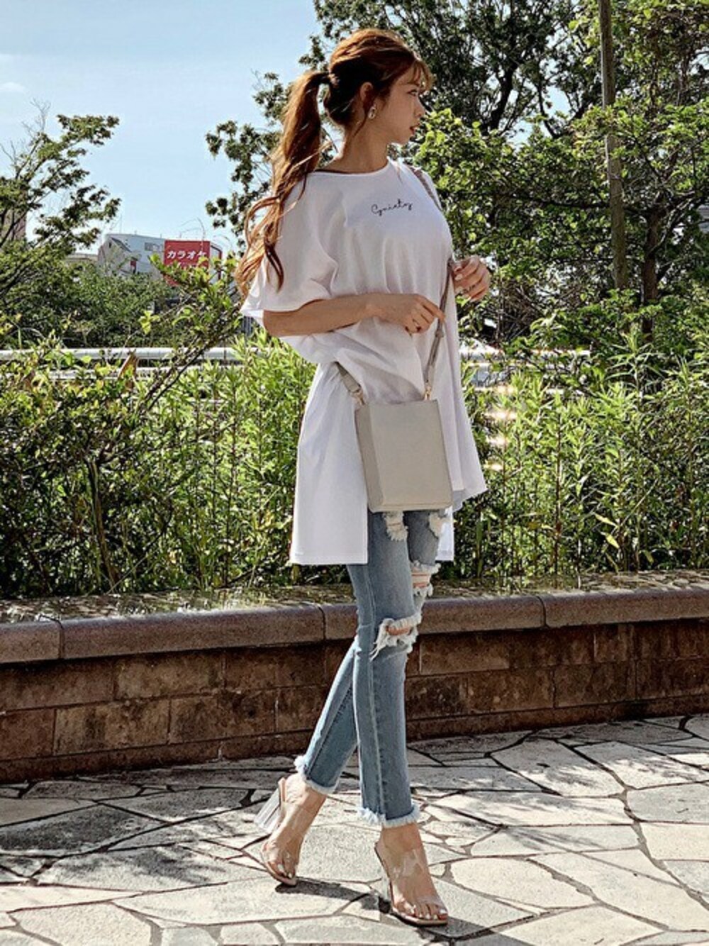 「デニム、ビッグシルエット、ロゴT、カジュアル、オーバーサイズ、スキニーデニム、セシルマクビー、白Tシャツ、ラクチンコーデ、CECIL McBEE」｜「CECIL McBEEのチビロゴビッグＴシャツ（Tシャツ/カットソー、ホワイト系）」を使った、cecilmcbee_staffさん（レディース・160cm）の春コーディネートの1枚目の写真