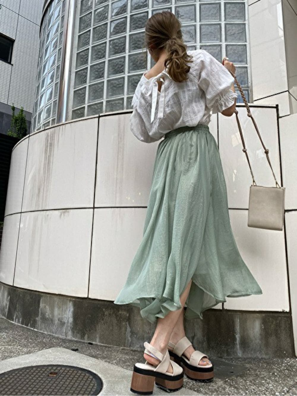 「グリーン、大人カジュアル、きれいめカジュアル、オーガンジー、春夏コーデ、セシルマクビー、CECIL McBEE、レースブラウス、ミモレ丈スカート、イレヘムスカート」｜「CECIL McBEEのラメ入りオーガンジースカート（スカート、グリーン系）」を使った、cecilmcbee_staffさん（レディース・155cm）の春コーディネートの1枚目の写真