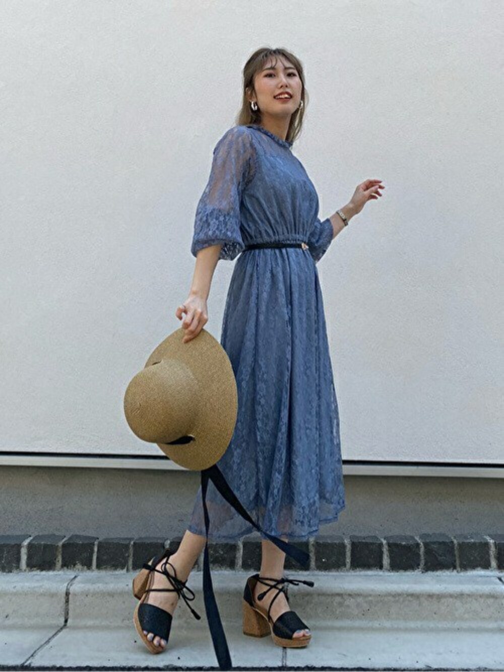 「ワンピース、ブルー、きれいめカジュアル、シンプルコーデ、レースワンピース、ブルーコーデ、総レース、麦わら帽子、セシルマクビー、CECIL McBEE」｜「CECIL McBEEの総レースロングワンピース（ワンピース、ブルー系）」を使った、cecilmcbee_staffさん（レディース・155cm）の春コーディネートの1枚目の写真