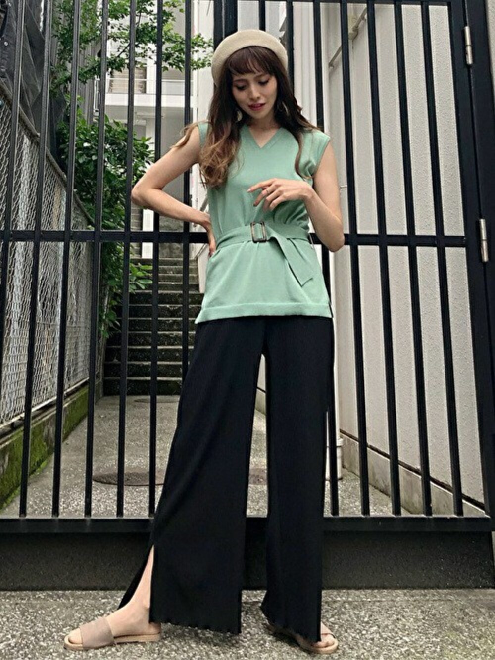 「カジュアル、グリーン、ベレー帽、ワイドパンツ、きれいめカジュアル、リラックススタイル、シンプルコーデ、セシルマクビー、ラクチンコーデ、CECIL McBEE」｜「CECIL McBEEのメローテレコワイドパンツ（その他パンツ、ブラック系）」を使った、cecilmcbee_staffさん（レディース・167cm）の春コーディネートの1枚目の写真