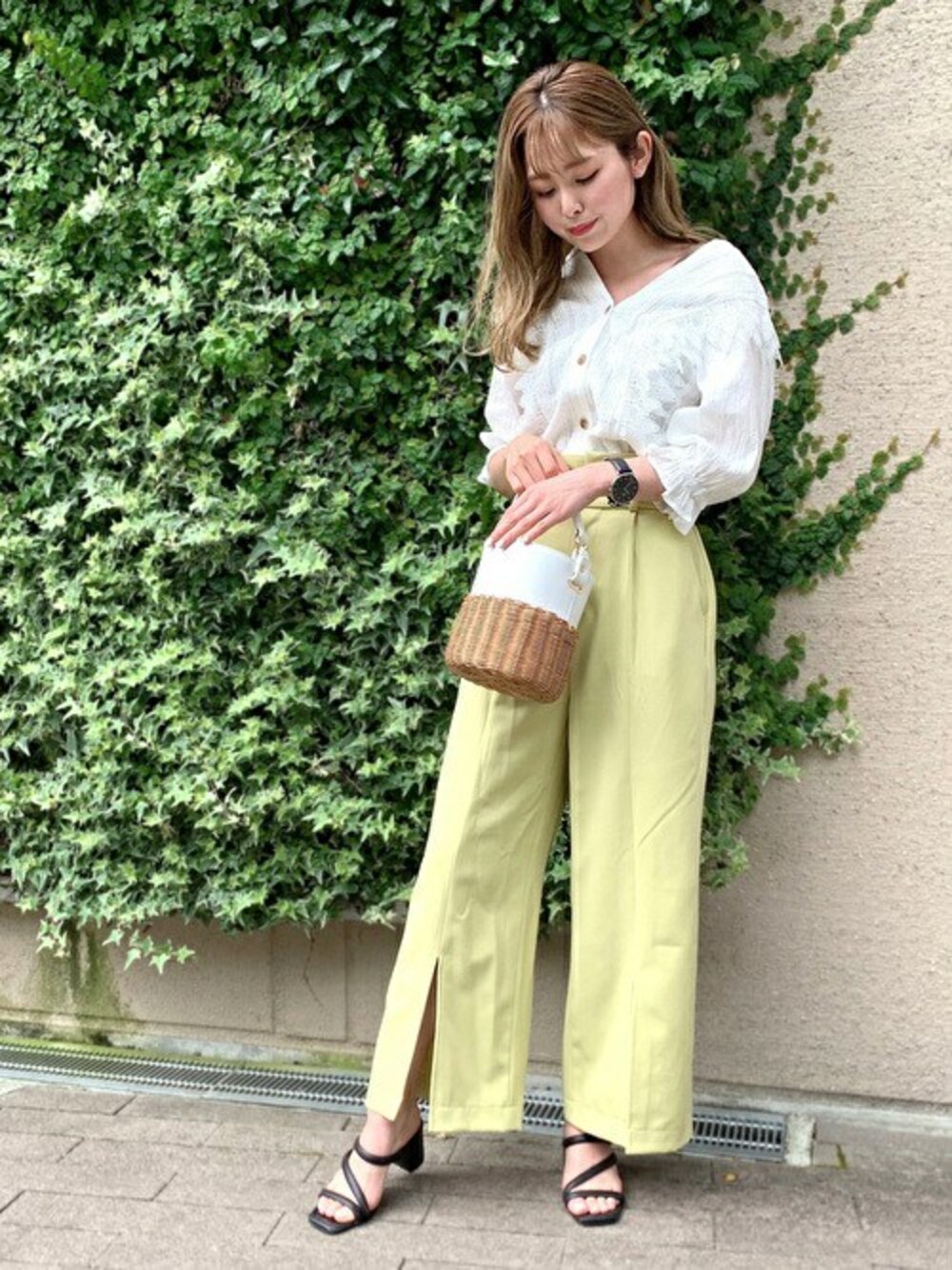 「カジュアル、シンプル、イエロー、大人カジュアル、ワイドパンツ、きれいめカジュアル、シンプルコーデ、セシルマクビー、CECIL McBEE、レースブラウス」｜「CECIL McBEEのバックリボンレースブラウス（シャツ/ブラウス、ホワイト系）」を使った、cecilmcbee_staffさん（レディース・156cm）の春コーディネートの1枚目の写真