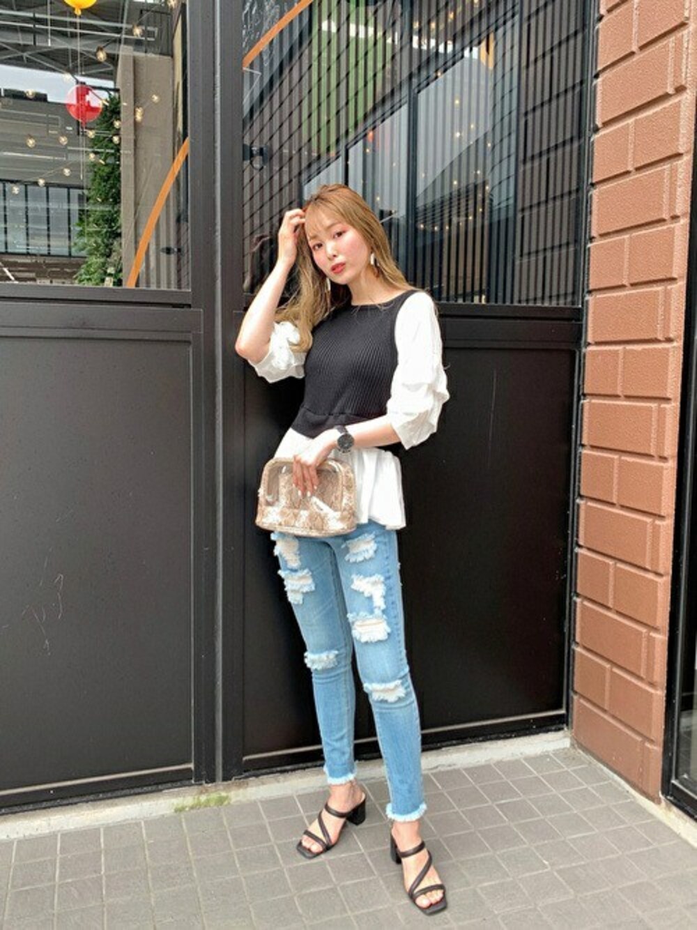 「大人カジュアル、休日スタイル、レイヤード風、ダメージデニムパンツ、セシルマクビー、カジュアルコーデ、CECIL McBEE、大人かわいい」｜「CECIL McBEEのレイヤード風トップス（シャツ/ブラウス、ブラック系）」を使った、cecilmcbee_staffさん（レディース・156cm）の夏コーディネートの1枚目の写真