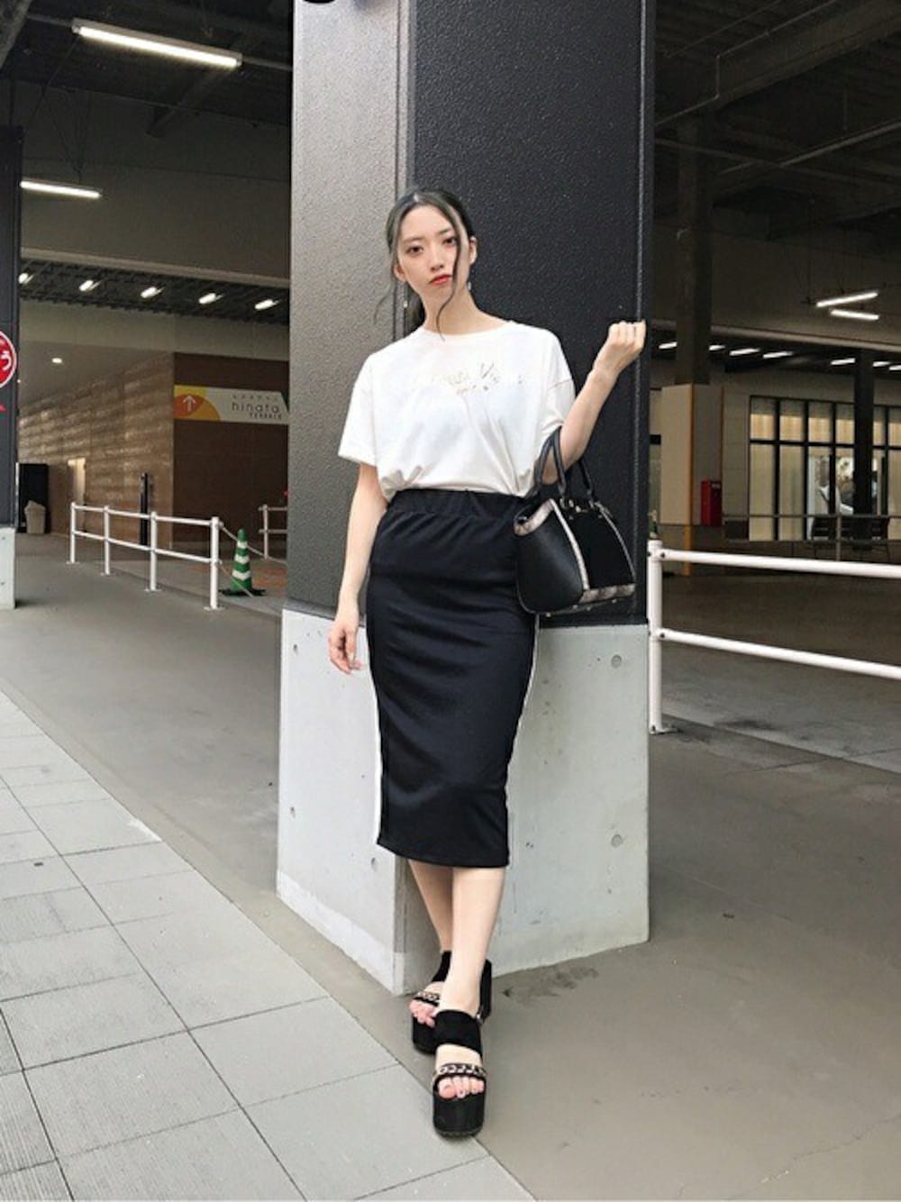 「Tシャツ、ペンシルスカート、モノトーン、休日スタイル、セシルマクビー、カジュアルコーデ、CECIL McBEE、ラインスカート、Tシャツコーデ」｜「CECIL McBEEの箔ロゴプリントTシャツ（Tシャツ/カットソー、ホワイト系）」を使った、cecilmcbee_staffさん（レディース・157cm）の夏コーディネートの1枚目の写真