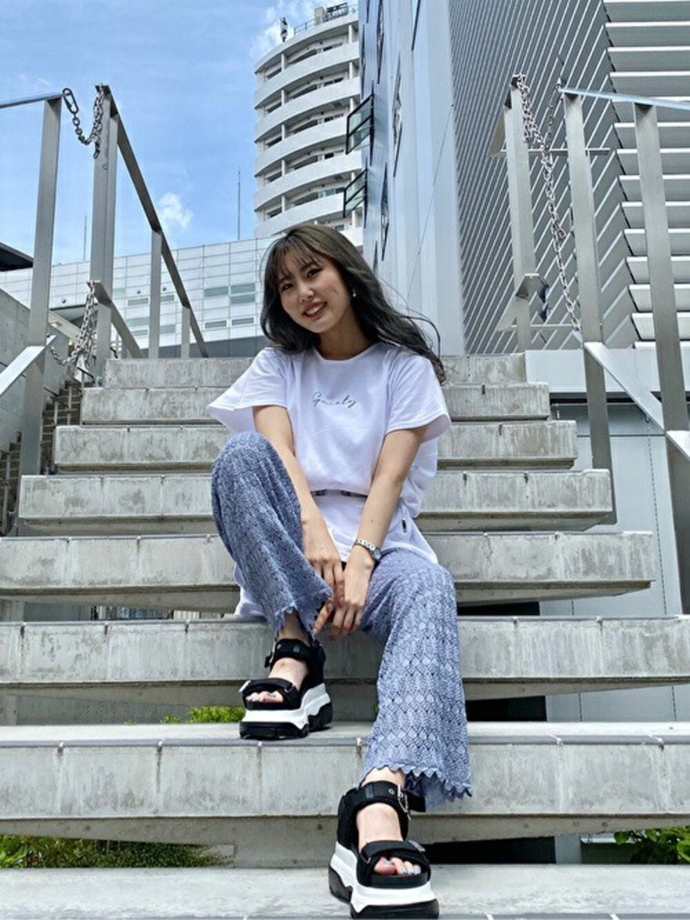 「ブルー、Tシャツ、ワイドパンツ、夏コーデ、セシルマクビー、カジュアルコーデ、スポーツサンダル、CECIL McBEE、Tシャツコーデ」｜「CECIL McBEEのチビロゴビッグＴシャツ（Tシャツ/カットソー、ホワイト系）」を使った、cecilmcbee_staffさん（レディース・155cm）の夏コーディネートの1枚目の写真