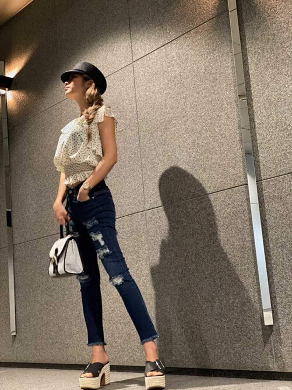 「デニム、ドット、休日スタイル、ダメージデニムパンツ、セシルマクビー、カジュアルコーデ、CECIL McBEE、肩あき」｜「CECIL McBEEの肩見せフリルコンパクトTOPS（シャツ/ブラウス、ホワイト系）」を使った、cecilmcbee_staffさん（レディース・160cm）の夏コーディネートの1枚目の写真