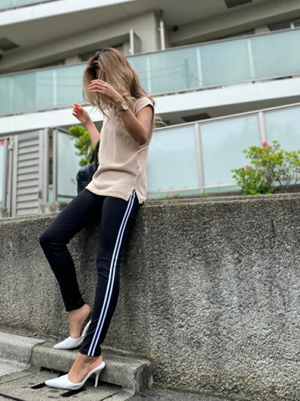 「ベージュ、レギンス、スポーツミックス、ベルト付き、夏コーデ、セシルマクビー、カジュアルコーデ、CECIL McBEE、フレンチスリーブ」｜「CECIL McBEEのベルト付きフレンチスリーブTOPS（ニット/セーター、ベージュ系）」を使った、cecilmcbee_staffさん（レディース・160cm）の夏コーディネートの1枚目の写真