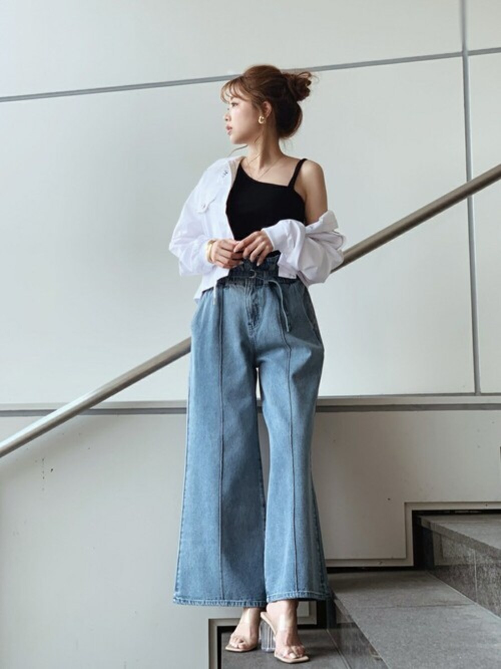 「デニム、休日スタイル、ワイドパンツ、ラフ、セシルマクビー、カジュアルコーデ、CECIL McBEE、ワンショルダー」｜「CECIL McBEEのギャザーベルトワイドパンツ（その他パンツ、ブルー系）」を使った、cecilmcbee_staffさん（レディース・160cm）の夏コーディネートの1枚目の写真
