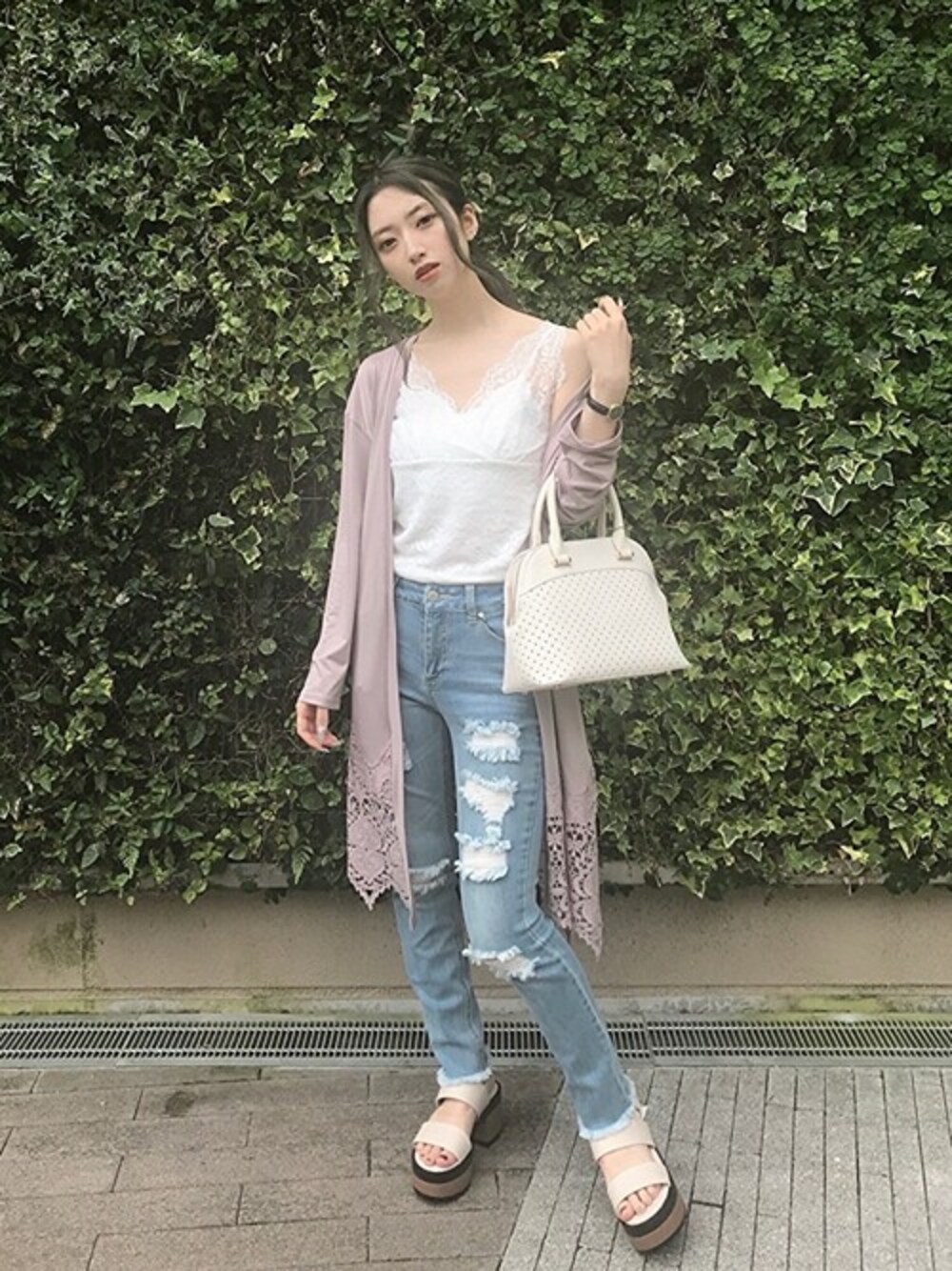 「ピンク、レース、大人カジュアル、ロングカーディガン、ダメージデニムパンツ、セシルマクビー、CECIL McBEE、大人かわいい」｜「CECIL McBEEの裾レースエスパンディトッパー（カーディガン/ボレロ、ピンク系）」を使った、cecilmcbee_staffさん（レディース・157cm）の夏コーディネートの1枚目の写真