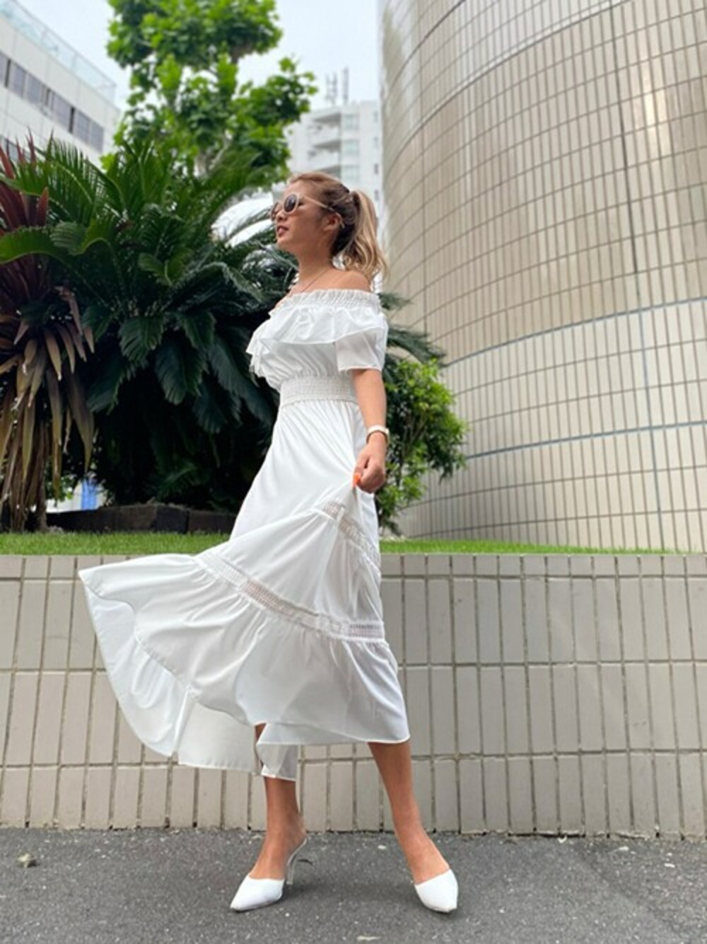 ホワイト系のワンピースを着用したレディースの夏コーディネートの1枚目の写真