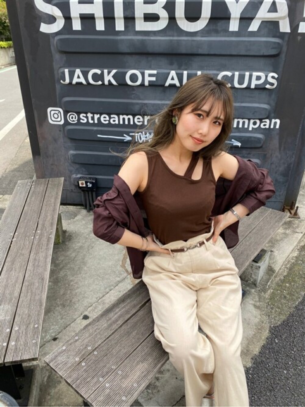 「休日スタイル、ワイドパンツ、透け感、シャツスタイル、セシルマクビー、カジュアルコーデ、麻、CECIL McBEE、サテンシャツ」｜「CECIL McBEEのサテンシャツアンサンプルブラウス（シャツ/ブラウス、ブラウン系）」を使った、cecilmcbee_staffさん（レディース・155cm）の夏コーディネートの1枚目の写真