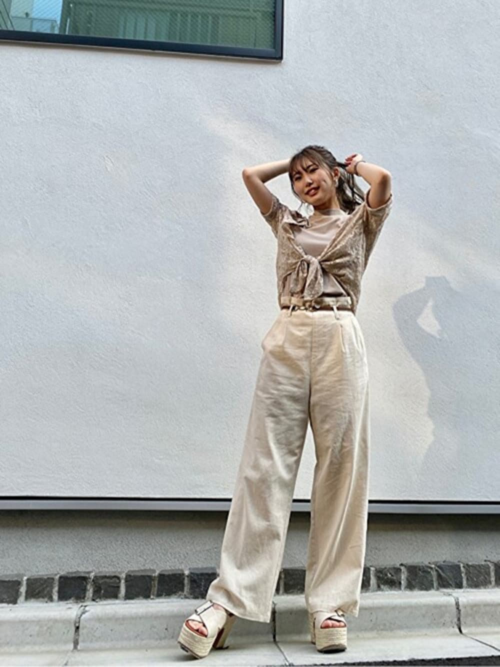 「ベージュ、レース、レイヤードスタイル、休日スタイル、ワイドパンツ、セシルマクビー、カジュアルコーデ、CECIL McBEE」｜「CECIL McBEEのプチハイレイヤード風TOPS（Tシャツ/カットソー、ベージュ系）」を使った、cecilmcbee_staffさん（レディース・155cm）の夏コーディネートの1枚目の写真