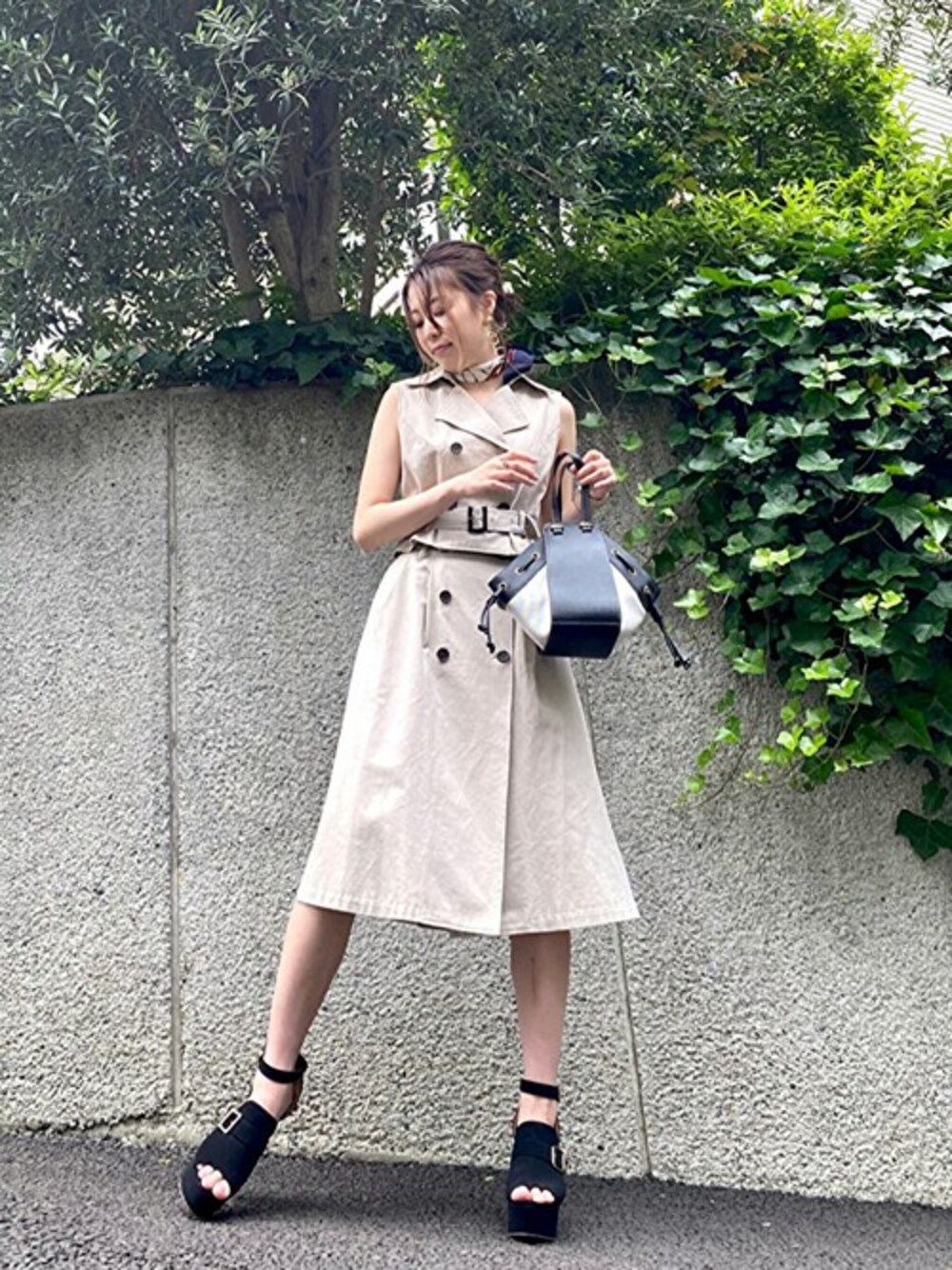 「ワンピース、ベージュ、デート、ノースリーブ、セシルマクビー、CECIL McBEE、大人かわいい、高身長女子、トレンチ風」｜「CECIL McBEEのノースリーブトレンチセットアップ（ワンピース、ベージュ系）」を使った、cecilmcbee_staffさん（レディース・165cm）の夏コーディネートの1枚目の写真