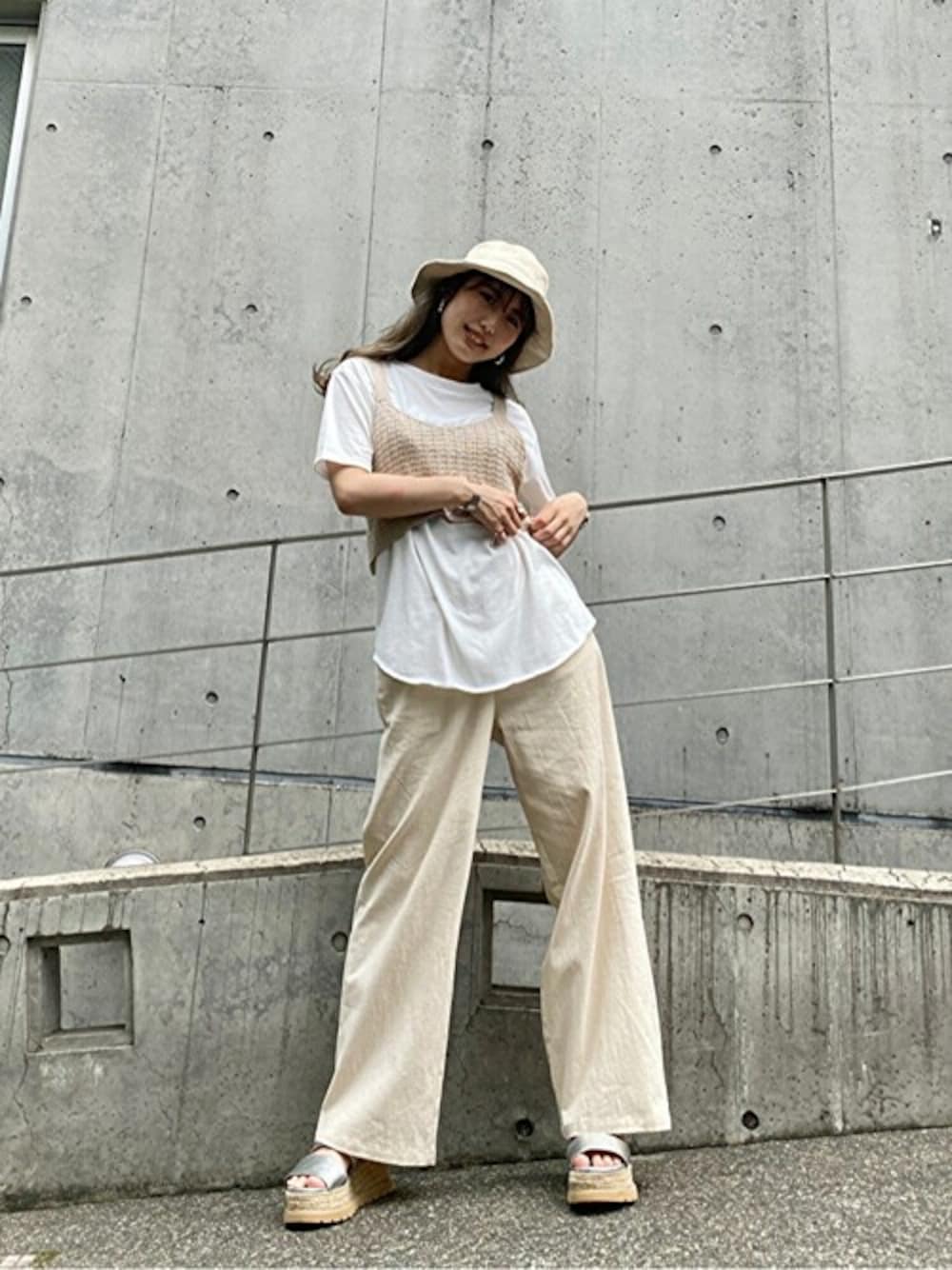 「ニット、ベージュ、Tシャツ、休日スタイル、ワイドパンツ、セシルマクビー、カジュアルコーデ、CECIL McBEE、ニットビスチェ」｜「CECIL McBEEのニットビスチェ付きＴＯＰＳ（ニット/セーター、オレンジ系）」を使った、cecilmcbee_staffさん（レディース・155cm）の夏コーディネートの1枚目の写真