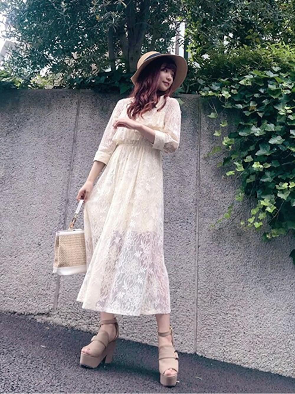 「ワンピース、シャツワンピース、レース、デート、総レース、セシルマクビー、大人ガーリー、CECIL McBEE」｜「CECIL McBEEの総レースシャツワンピース（ワンピース、ベージュ系）」を使った、cecilmcbee_staffさん（レディース・160cm）の夏コーディネートの1枚目の写真