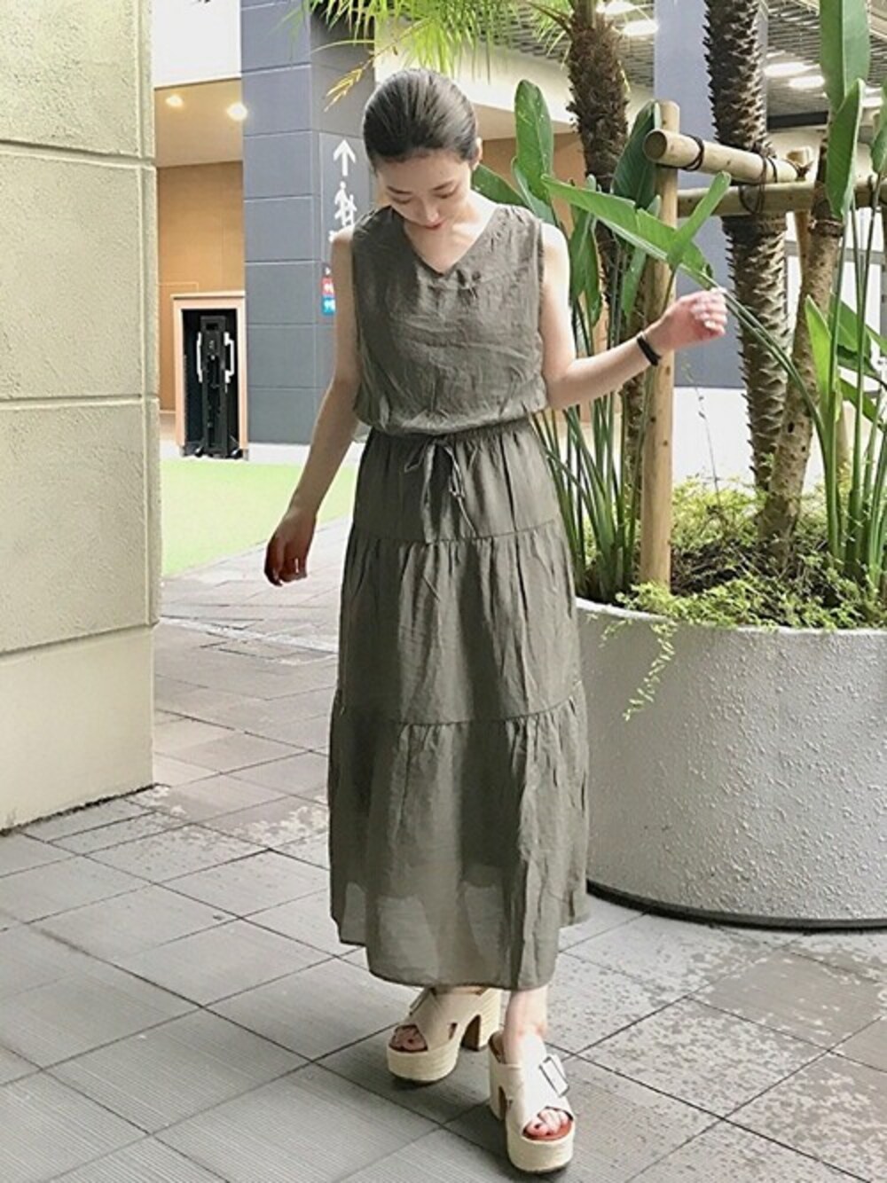「ワンピース、大人カジュアル、休日スタイル、サンダル、ノースリーブ、セシルマクビー、CECIL McBEE、夏ワンピース」｜「CECIL McBEEのティアードタンクトップワンピース（ワンピース、グリーン系）」を使った、cecilmcbee_staffさん（レディース・157cm）の夏コーディネートの1枚目の写真