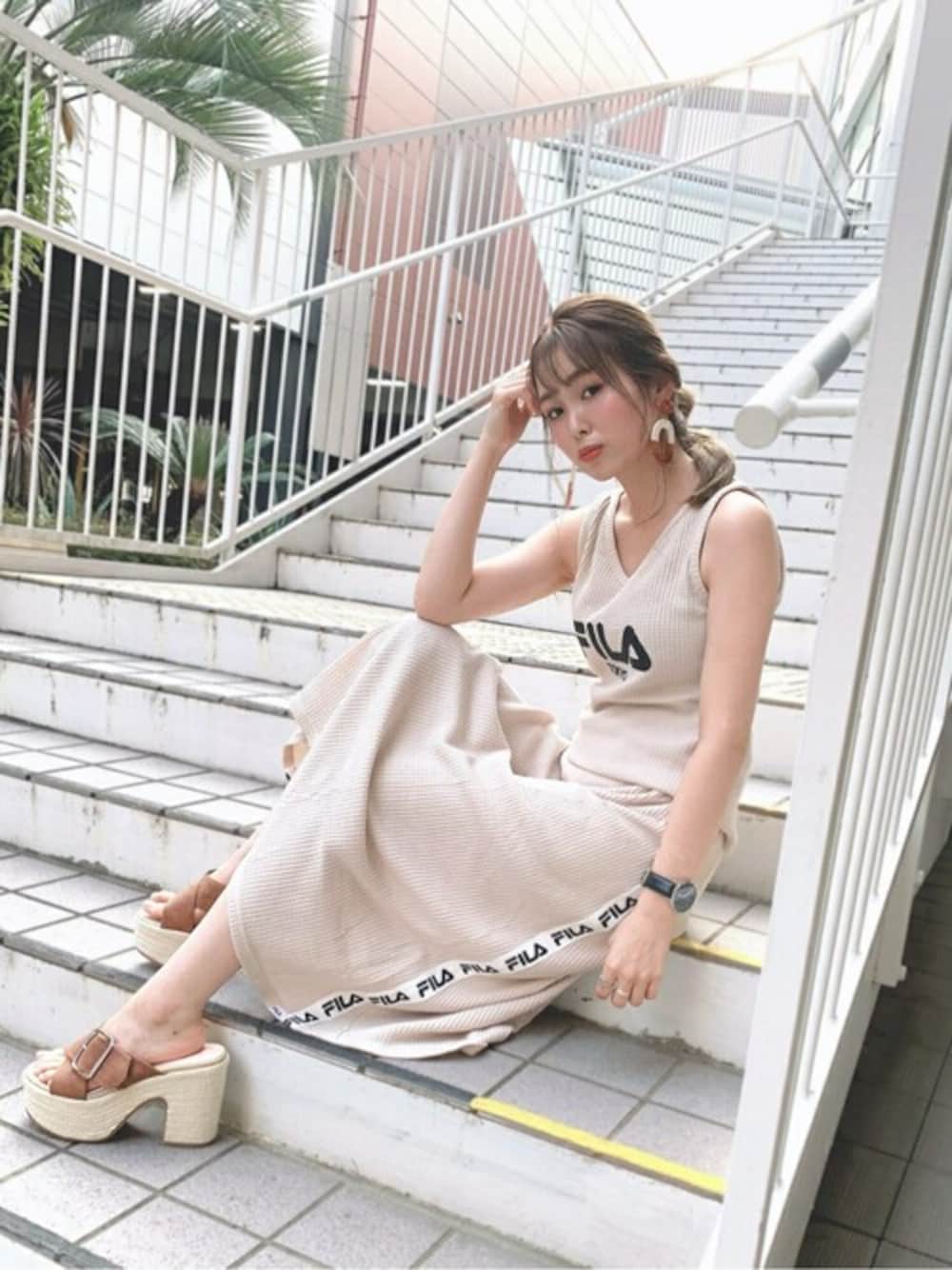 「フレアスカート、セットアップ、スポーツミックス、サンダル、タンクトップ、FILA、夏コーデ、ノースリーブ、セシルマクビー、CECIL McBEE」｜「CECIL McBEEのFILAコラボ　ワッフルタンク×フレアスアートset（ワンピース、ベージュ系）」を使った、cecilmcbee_staffさん（レディース・156cm）の夏コーディネートの1枚目の写真