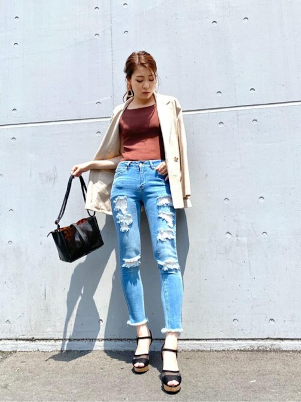 「ジャケット、ダメージデニムパンツ、ノースリーブ、セシルマクビー、カジュアルコーデ、CECIL McBEE、高身長女子、大人かっこいい」｜「CECIL McBEEのリネンライクジャケットセットアップ（ワンピース、ベージュ系）」を使った、cecilmcbee_staffさん（レディース・165cm）の夏コーディネートの1枚目の写真