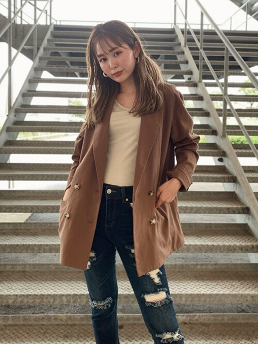 「ジャケット、大人カジュアル、休日スタイル、サンダル、タンクトップ、ダメージデニムパンツ、セシルマクビー、カジュアルコーデ、CECIL McBEE、大人かわいい」｜「CECIL McBEEのテレコタンクトップス（タンクトップ、ベージュ系）」を使った、cecilmcbee_staffさん（レディース・156cm）の夏コーディネートの1枚目の写真