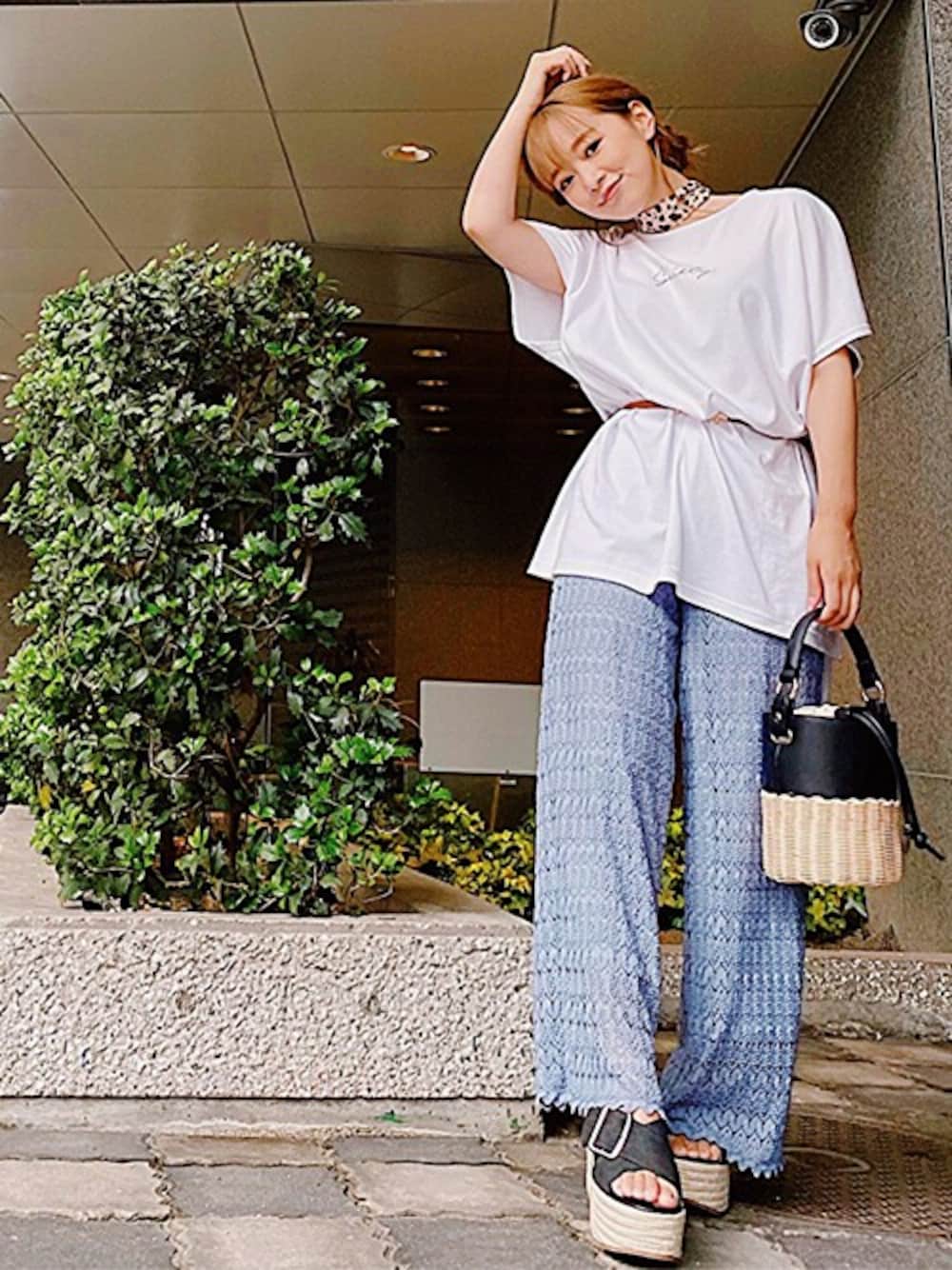 「Tシャツ、休日スタイル、ワイドパンツ、低身長、セシルマクビー、リーフ柄、カジュアルコーデ、ゆるコーデ、CECIL McBEE」｜「CECIL McBEEのチビロゴビッグＴシャツ（Tシャツ/カットソー、ホワイト系）」を使った、cecilmcbee_staffさん（レディース・146cm）の夏コーディネートの1枚目の写真
