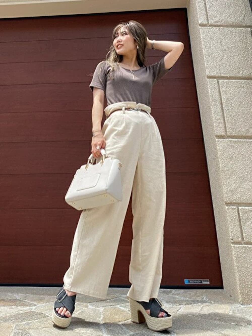 「休日スタイル、ワイドパンツ、夏コーデ、セシルマクビー、カジュアルコーデ、CECIL McBEE、ハーフジップ」｜「CECIL McBEEのハーフZIPテレコカットソー（Tシャツ/カットソー、ブラウン系）」を使った、cecilmcbee_staffさん（レディース・155cm）の夏コーディネートの1枚目の写真