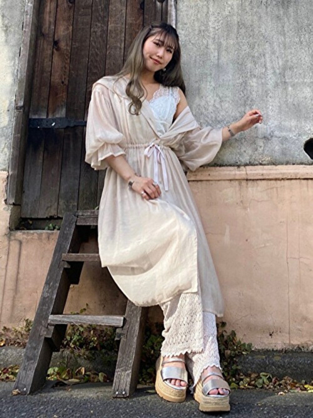 「レース、休日スタイル、キャミソール、フレアパンツ、シアーシャツ、セシルマクビー、カジュアルコーデ、CECIL McBEE」｜「CECIL McBEEのリーフレースワイドパンツ（その他パンツ、ホワイト系）」を使った、cecilmcbee_staffさん（レディース・155cm）の夏コーディネートの1枚目の写真