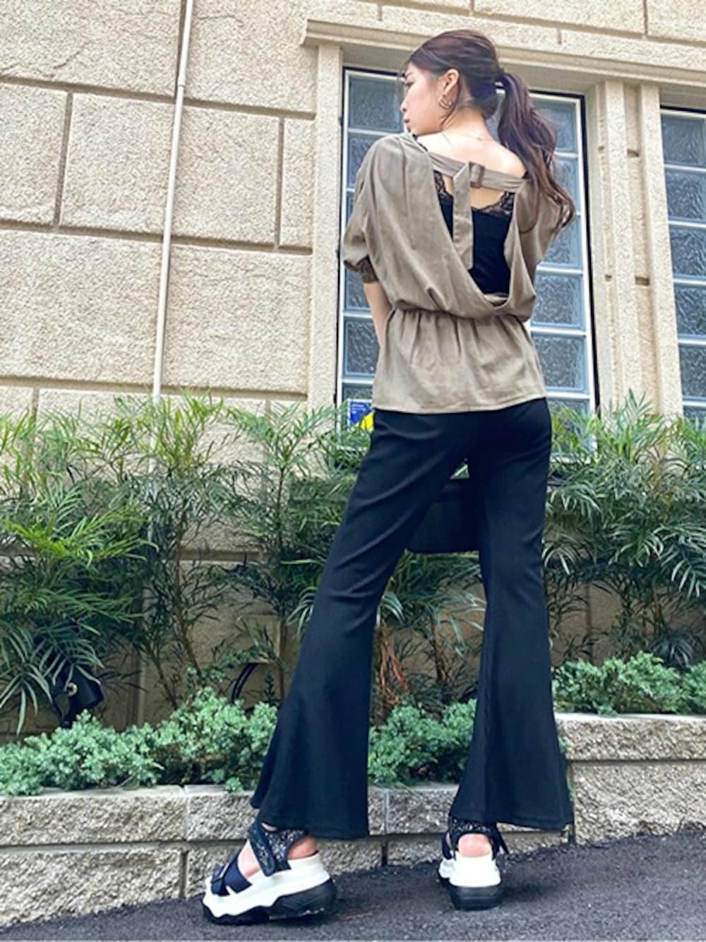「休日スタイル、ウエストマーク、フレアパンツ、セシルマクビー、カジュアルコーデ、麻、CECIL McBEE、フロントスリット、バックデザイン」｜「CECIL McBEEの麻調ギャザーTOPS（シャツ/ブラウス、グリーン系）」を使った、cecilmcbee_staffさん（レディース・165cm）の夏コーディネートの1枚目の写真