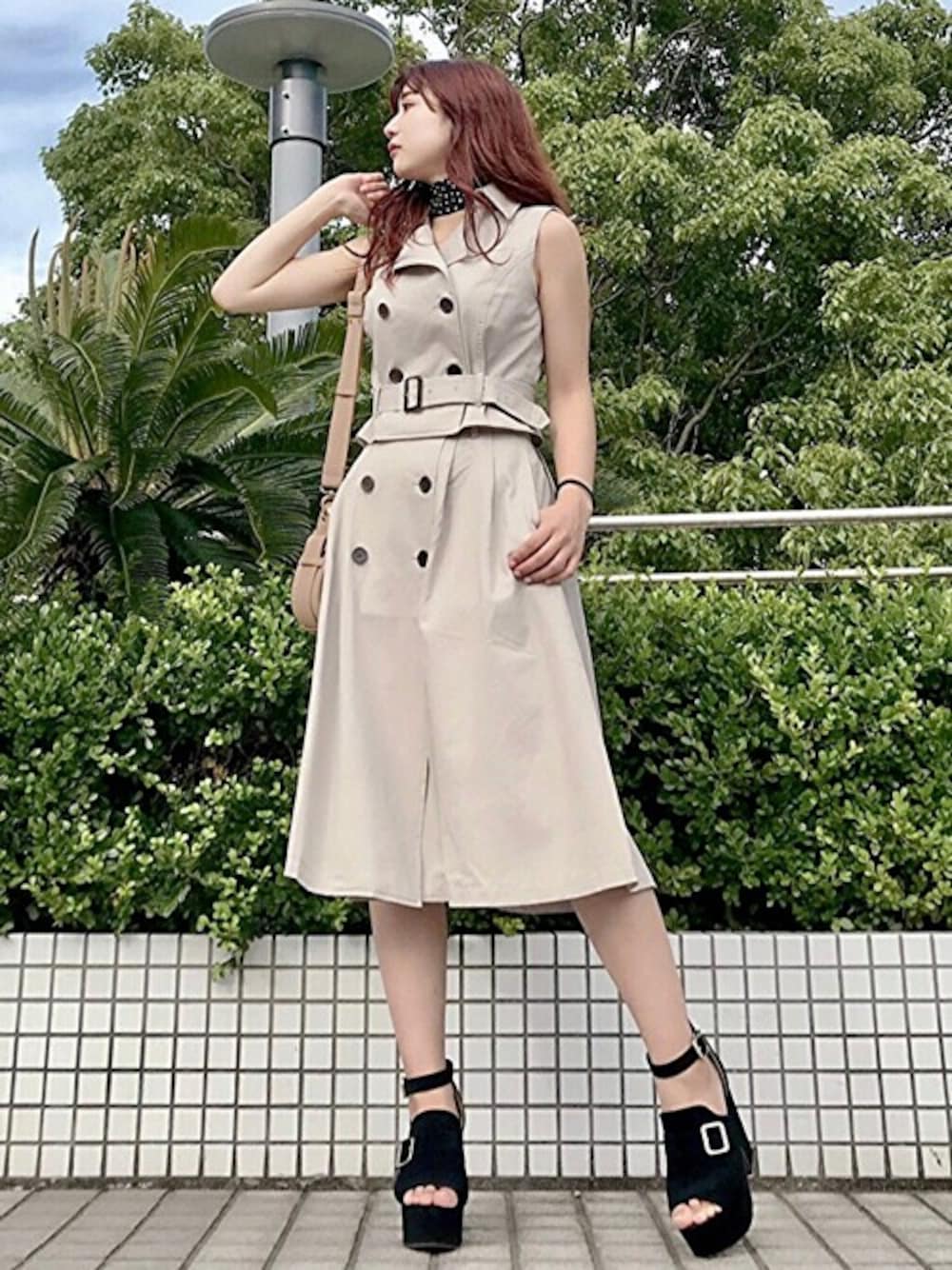 「ワンピース、休日スタイル、フェミニン、ノースリーブ、セシルマクビー、カジュアルコーデ、CECIL McBEE、トレンチ風」｜「CECIL McBEEのノースリーブトレンチセットアップ（ワンピース、ベージュ系）」を使った、cecilmcbee_staffさん（レディース・160cm）の夏コーディネートの1枚目の写真