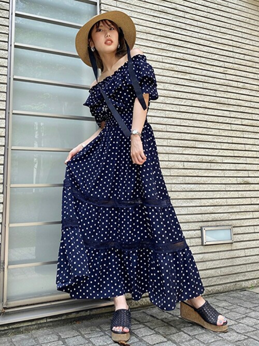 「ワンピース、デート、休日スタイル、オフショル、マキシ丈ワンピース、セシルマクビー、カジュアルコーデ、CECIL McBEE、ドッド」｜「CECIL McBEEのオフショルマキシワンピース（ワンピース、その他）」を使った、cecilmcbee_staffさん（レディース・155cm）の夏コーディネートの1枚目の写真